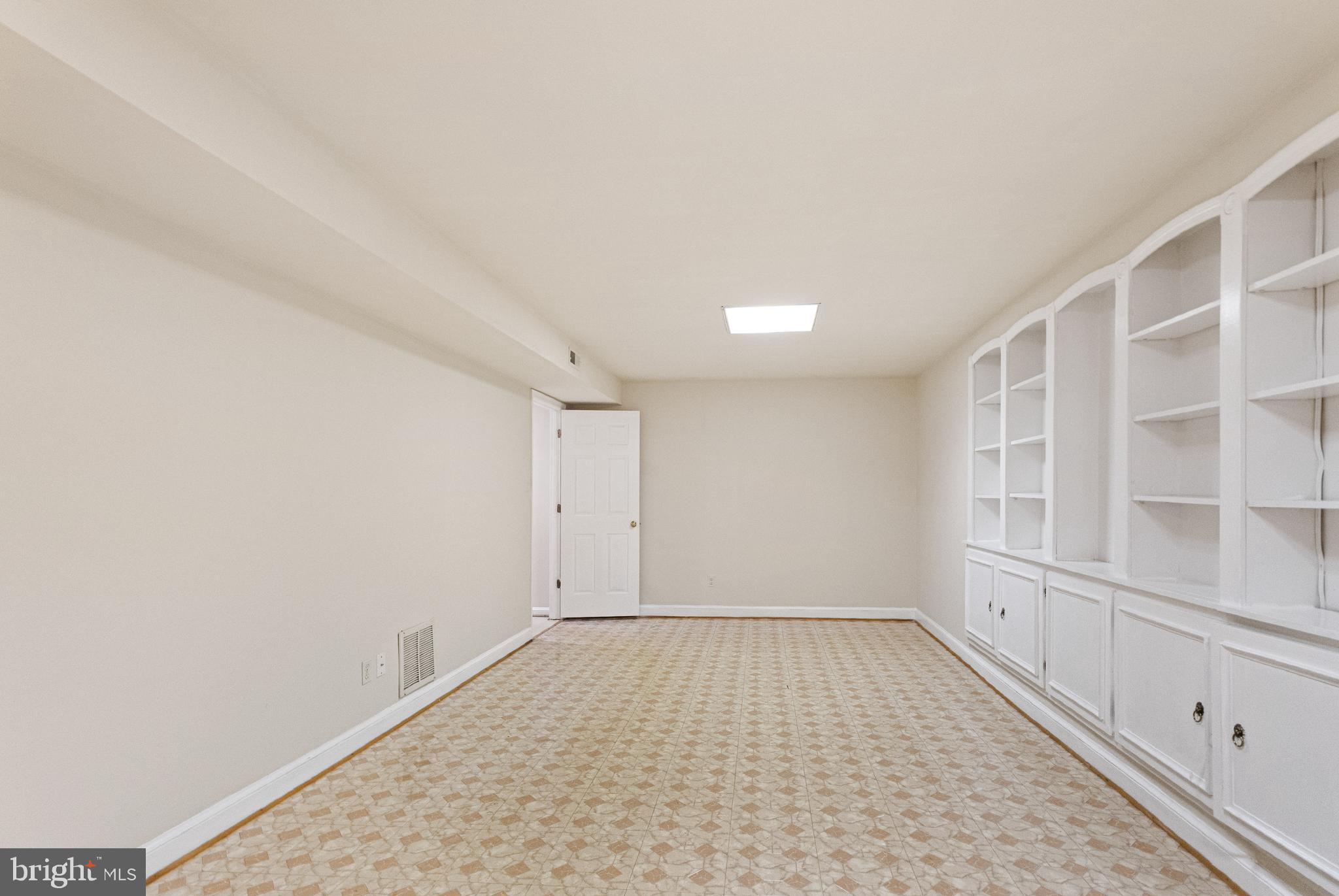 KNOLLS AT MIDDLE RUN - Residential