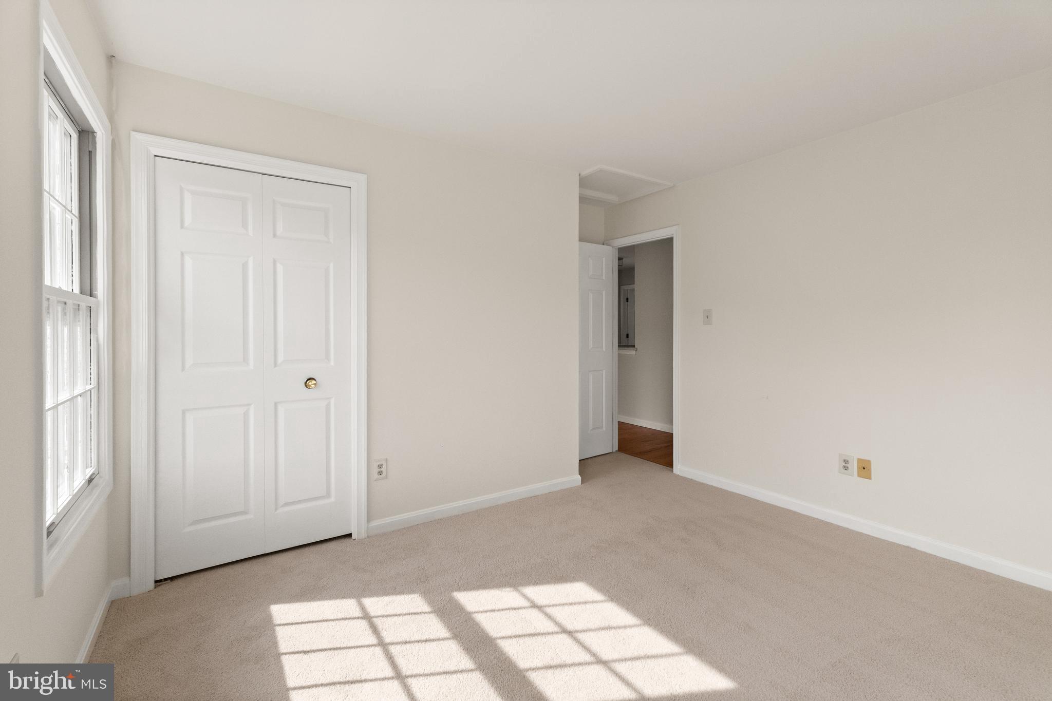 KNOLLS AT MIDDLE RUN - Residential