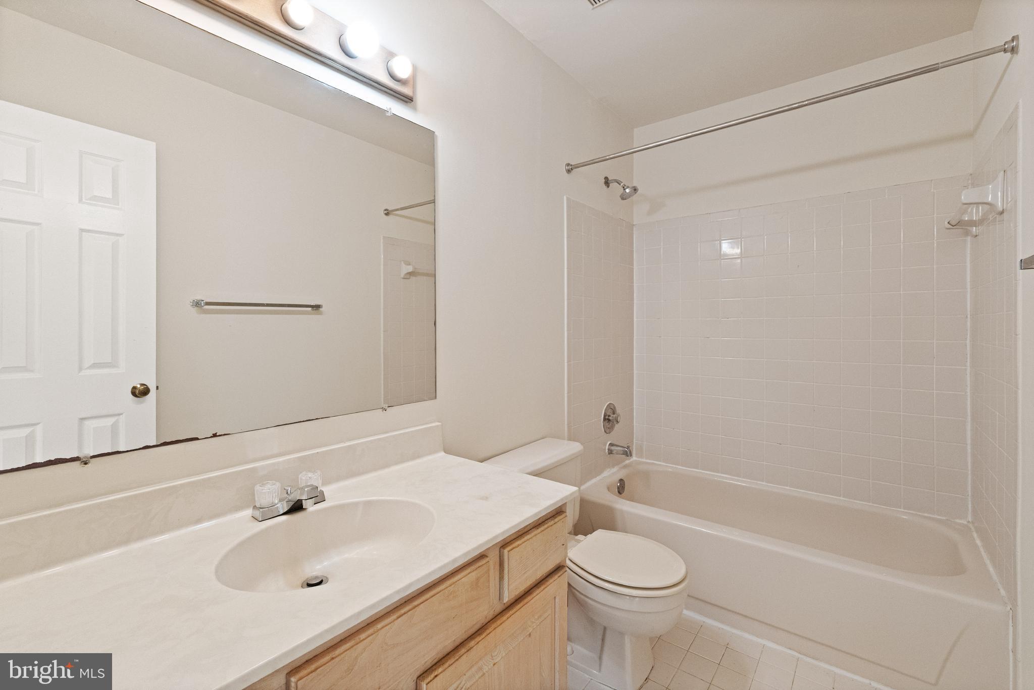 KNOLLS AT MIDDLE RUN - Residential