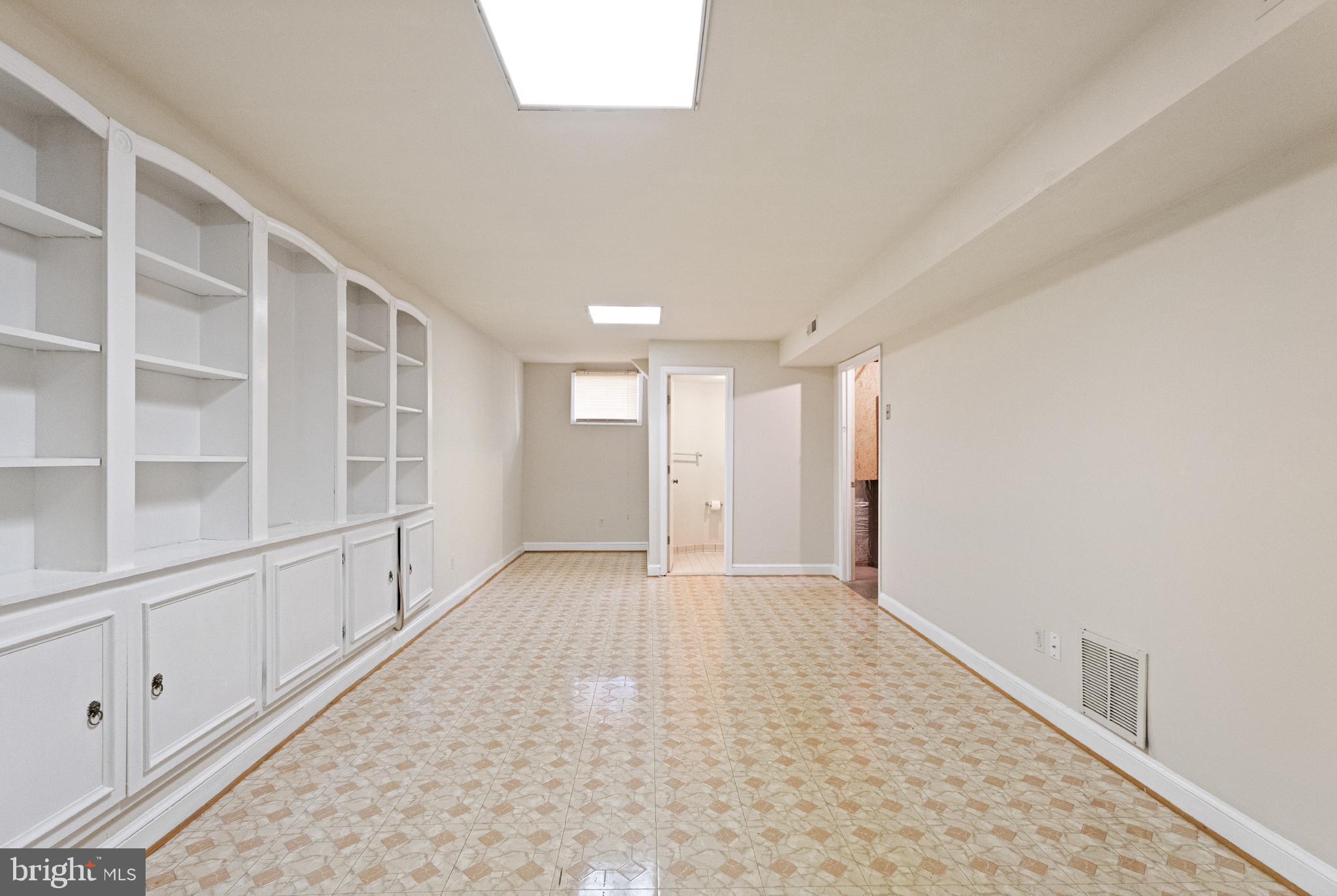 KNOLLS AT MIDDLE RUN - Residential