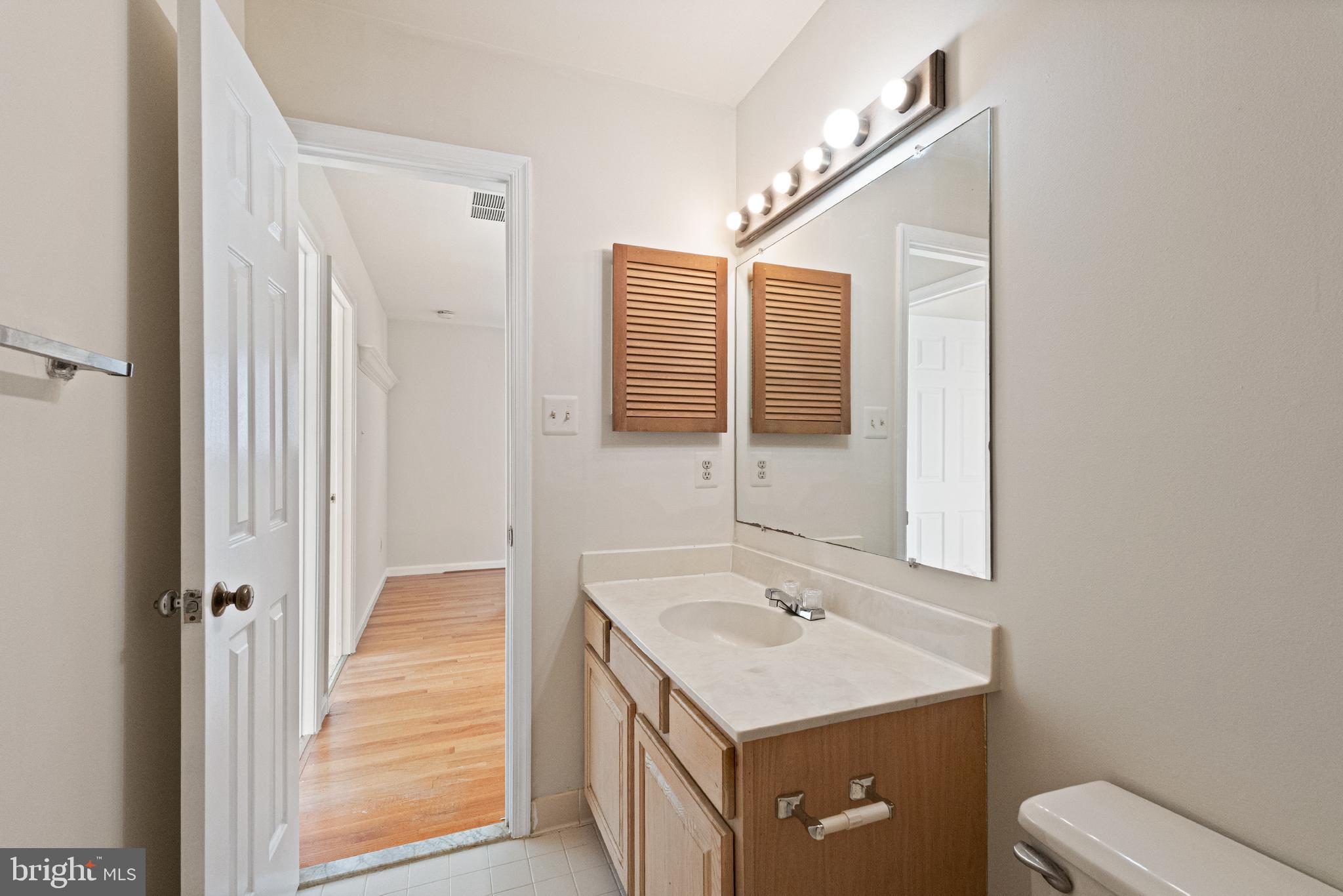 KNOLLS AT MIDDLE RUN - Residential