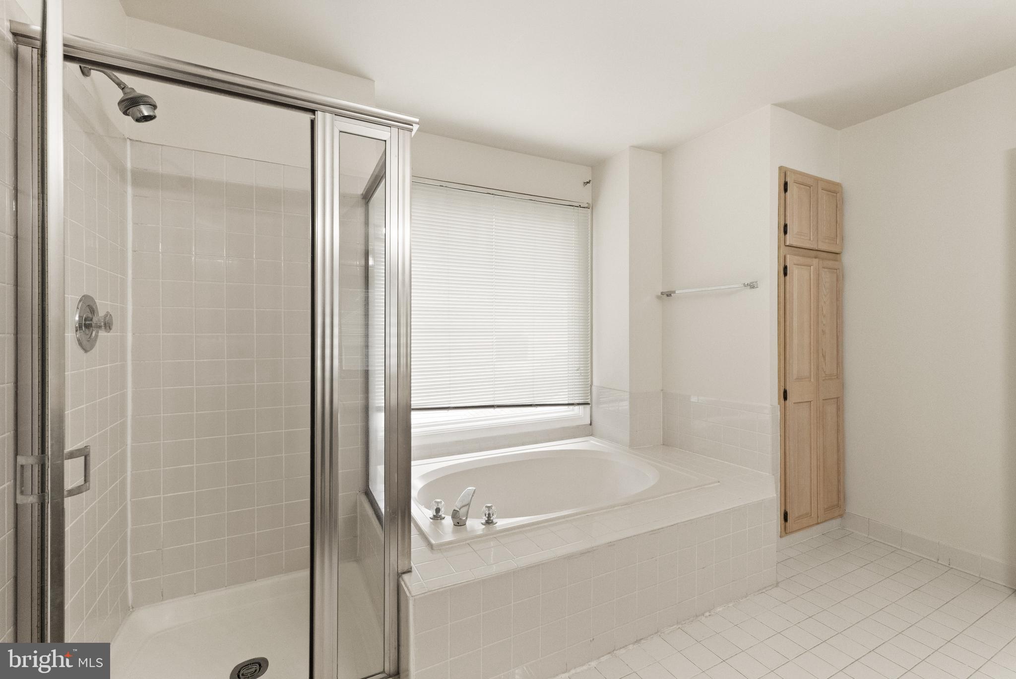 KNOLLS AT MIDDLE RUN - Residential