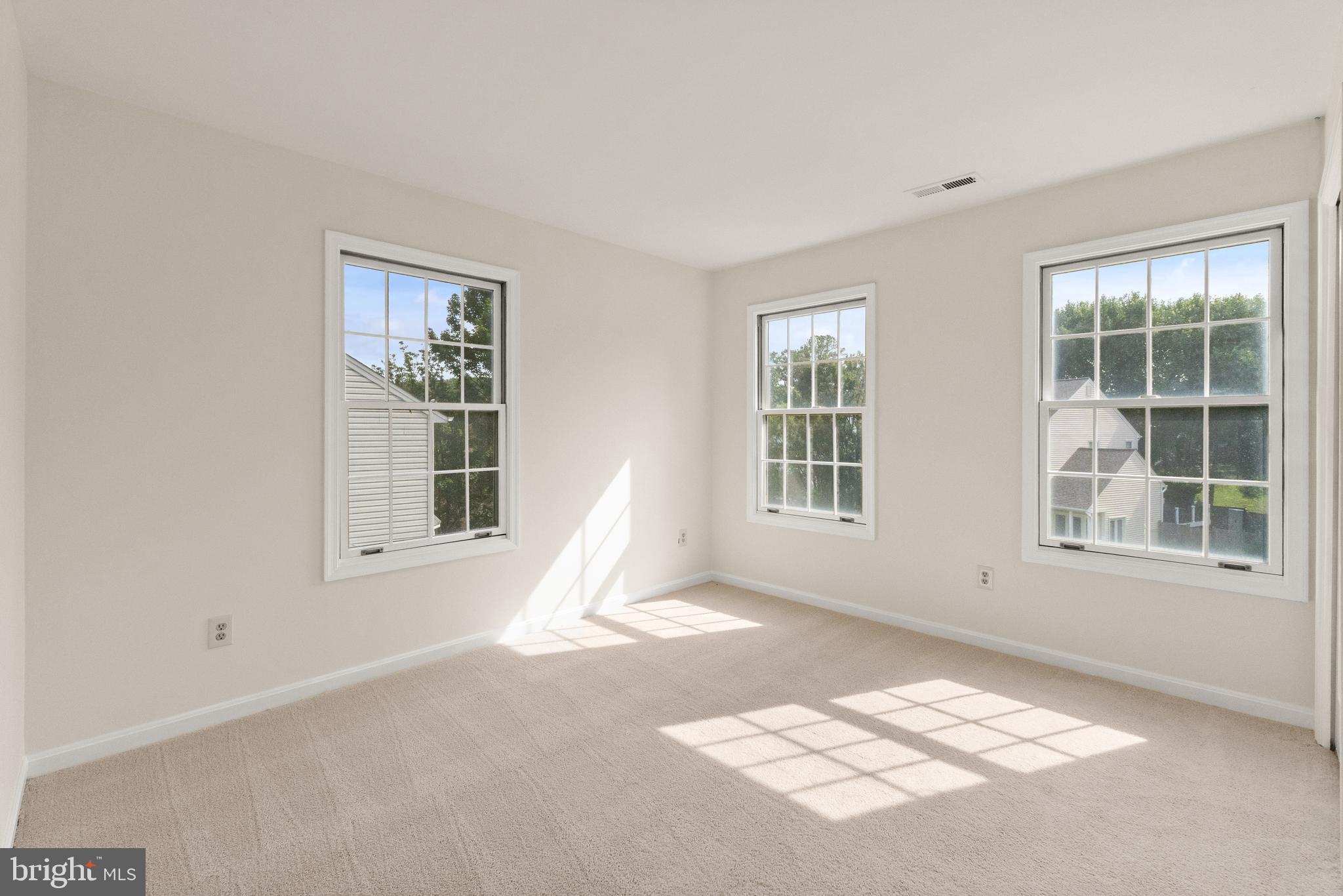 KNOLLS AT MIDDLE RUN - Residential