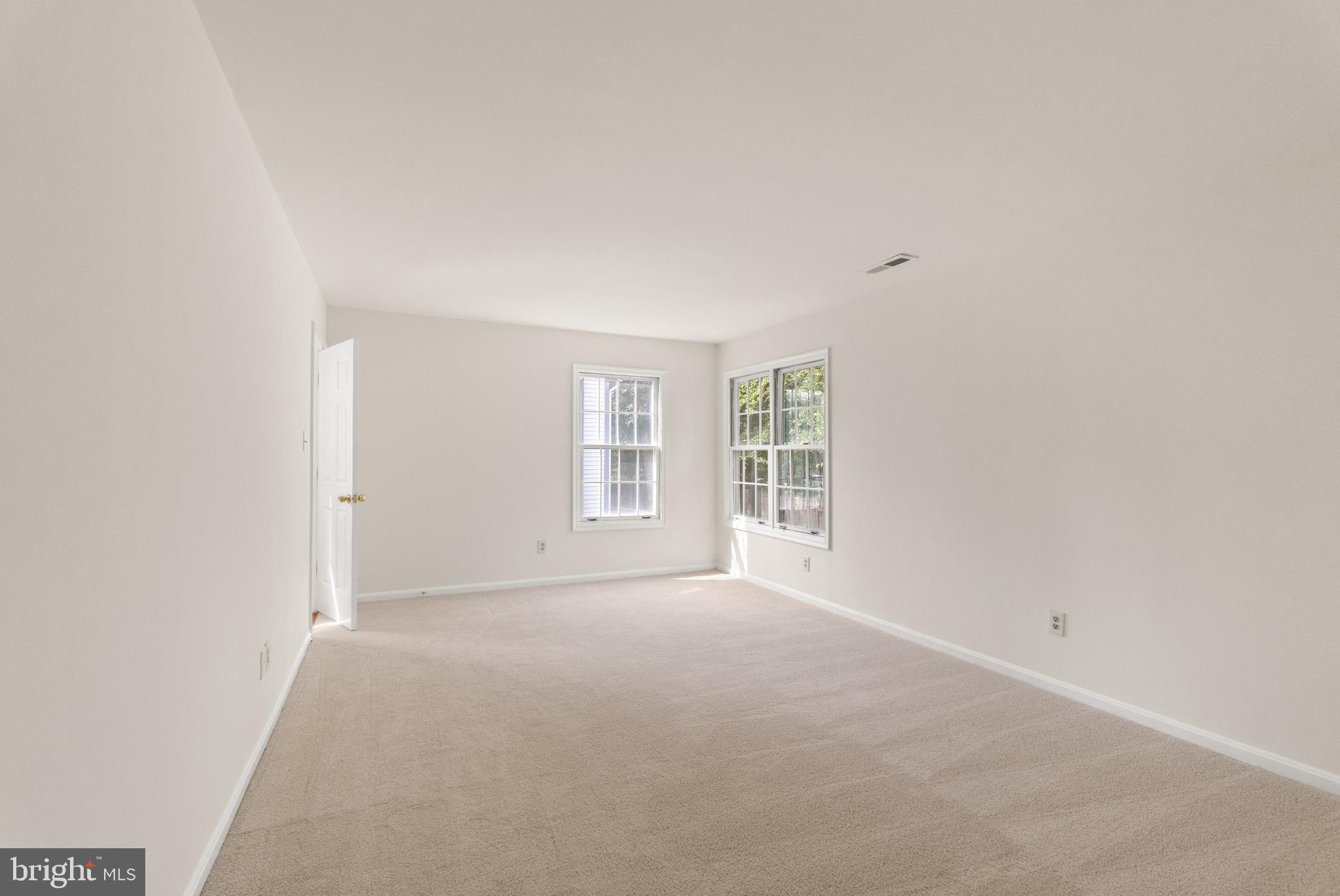 KNOLLS AT MIDDLE RUN - Residential