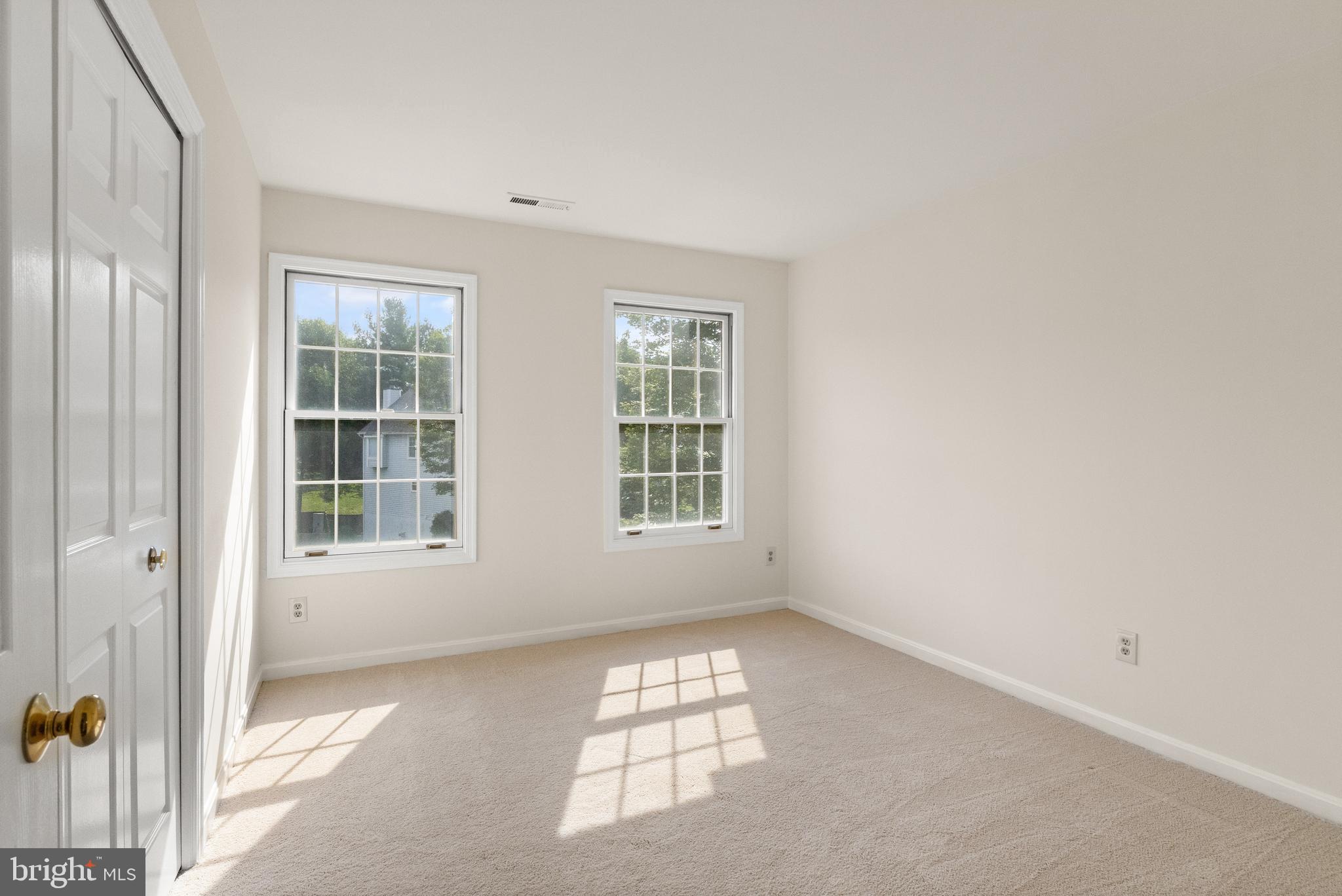 KNOLLS AT MIDDLE RUN - Residential