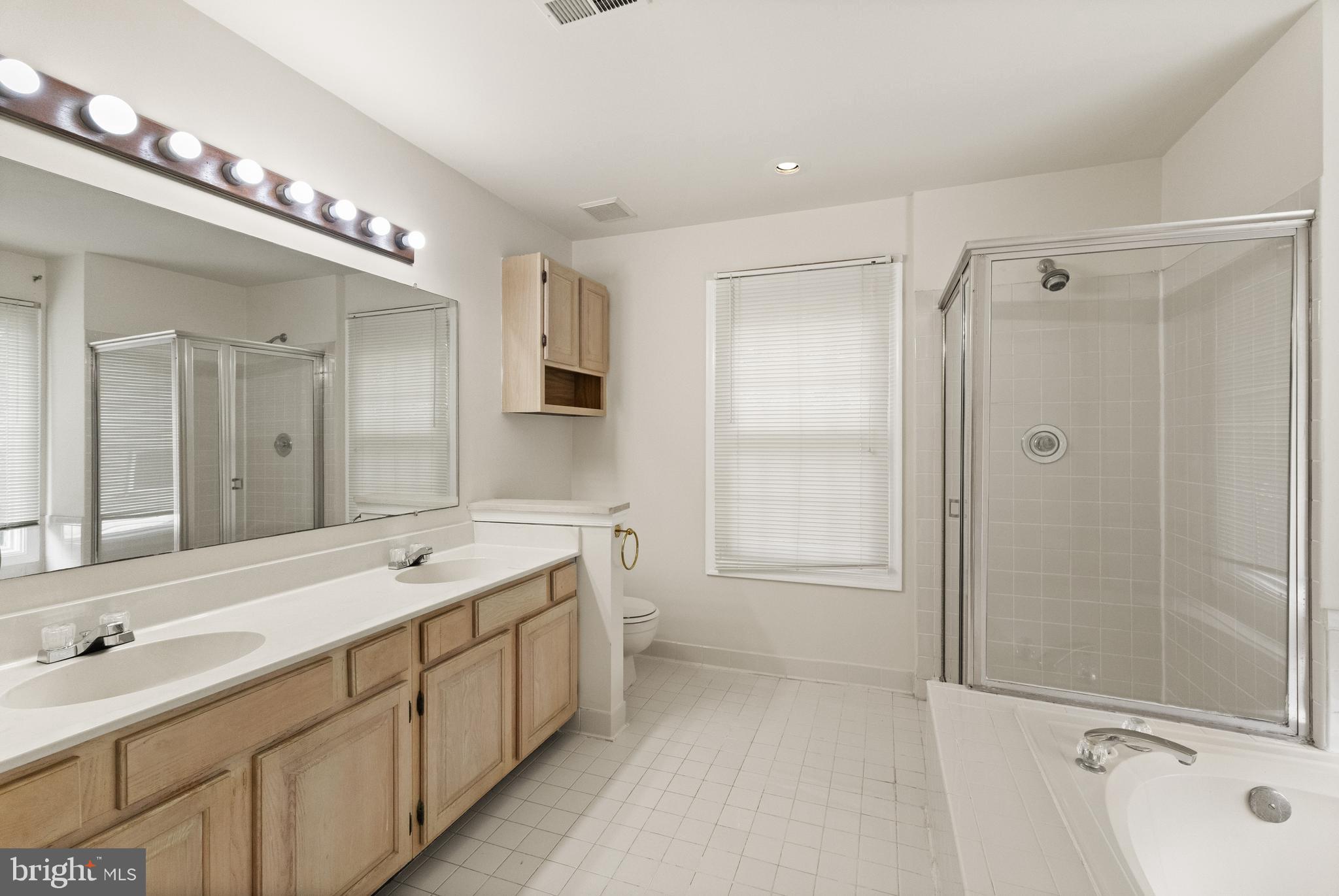 KNOLLS AT MIDDLE RUN - Residential