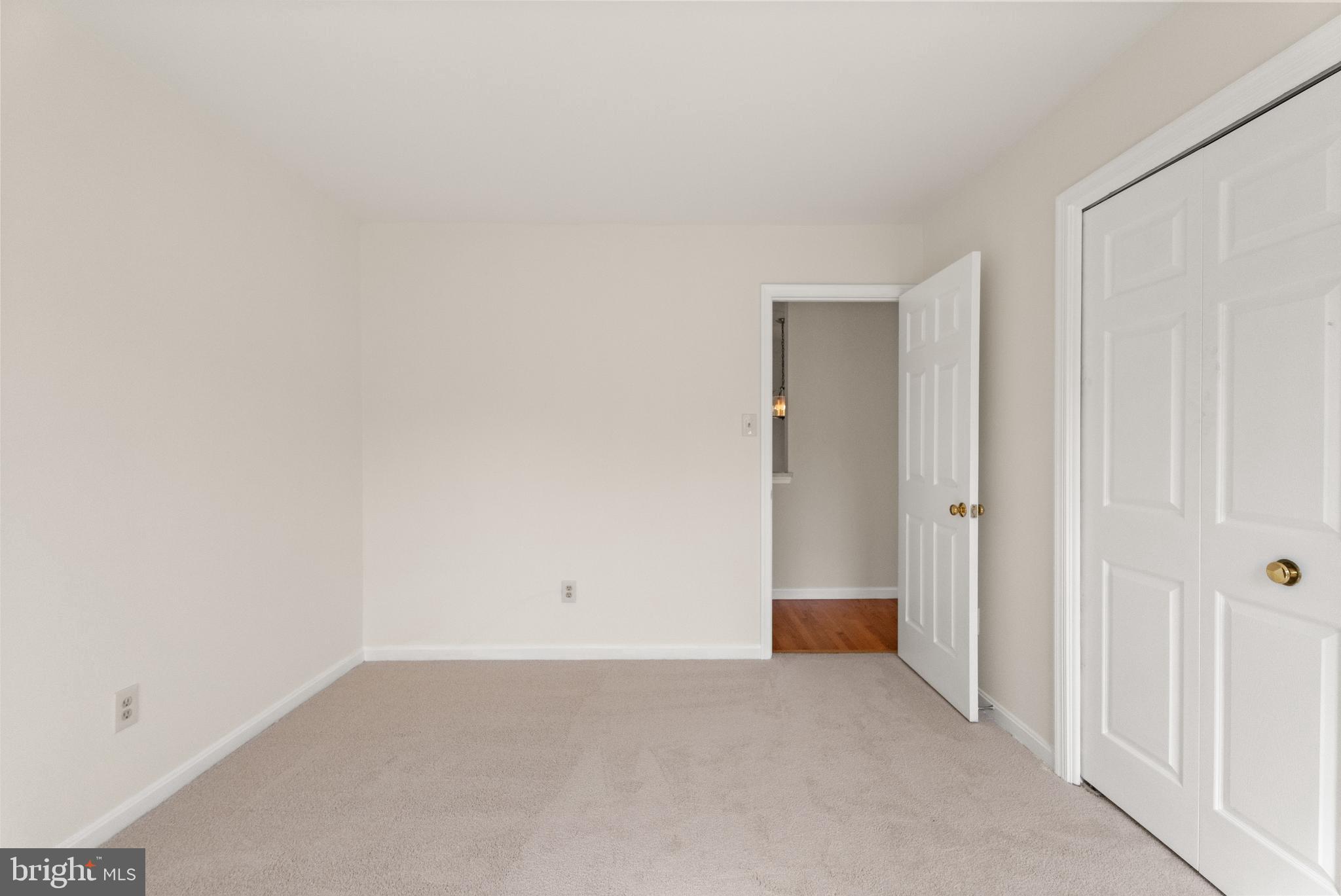 KNOLLS AT MIDDLE RUN - Residential