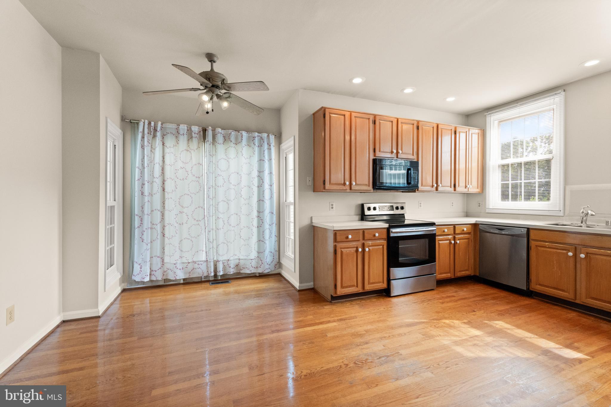 KNOLLS AT MIDDLE RUN - Residential