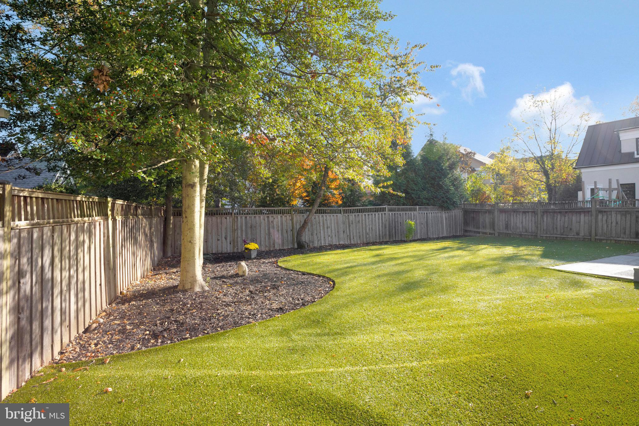 LYON VILLAGE - Residential