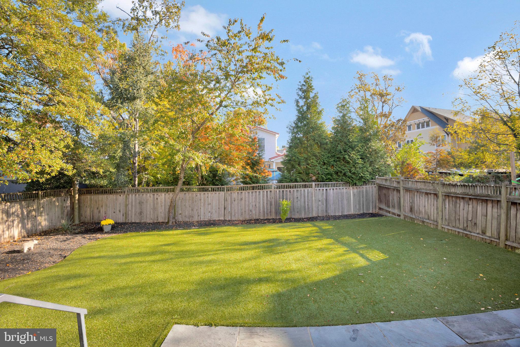 LYON VILLAGE - Residential