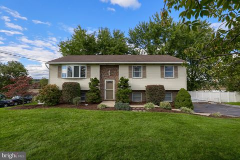 Photo of 8208 ELIZABETHTOWN RD, ELIZABETHTOWN, PA 17022 (MLS # PALA2042212)