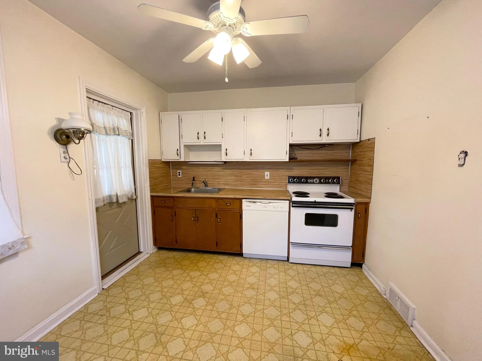 Springfield, Pennsylvania 19064, United States, 3 Bedrooms Bedrooms, ,2 BathroomsBathrooms,Residential,Coming Soon,238747