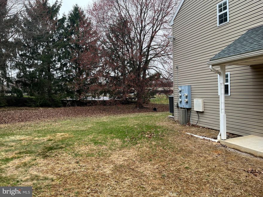 First floor end unit in Seven Oaks. great  condition! NEAR EVERYTHING!