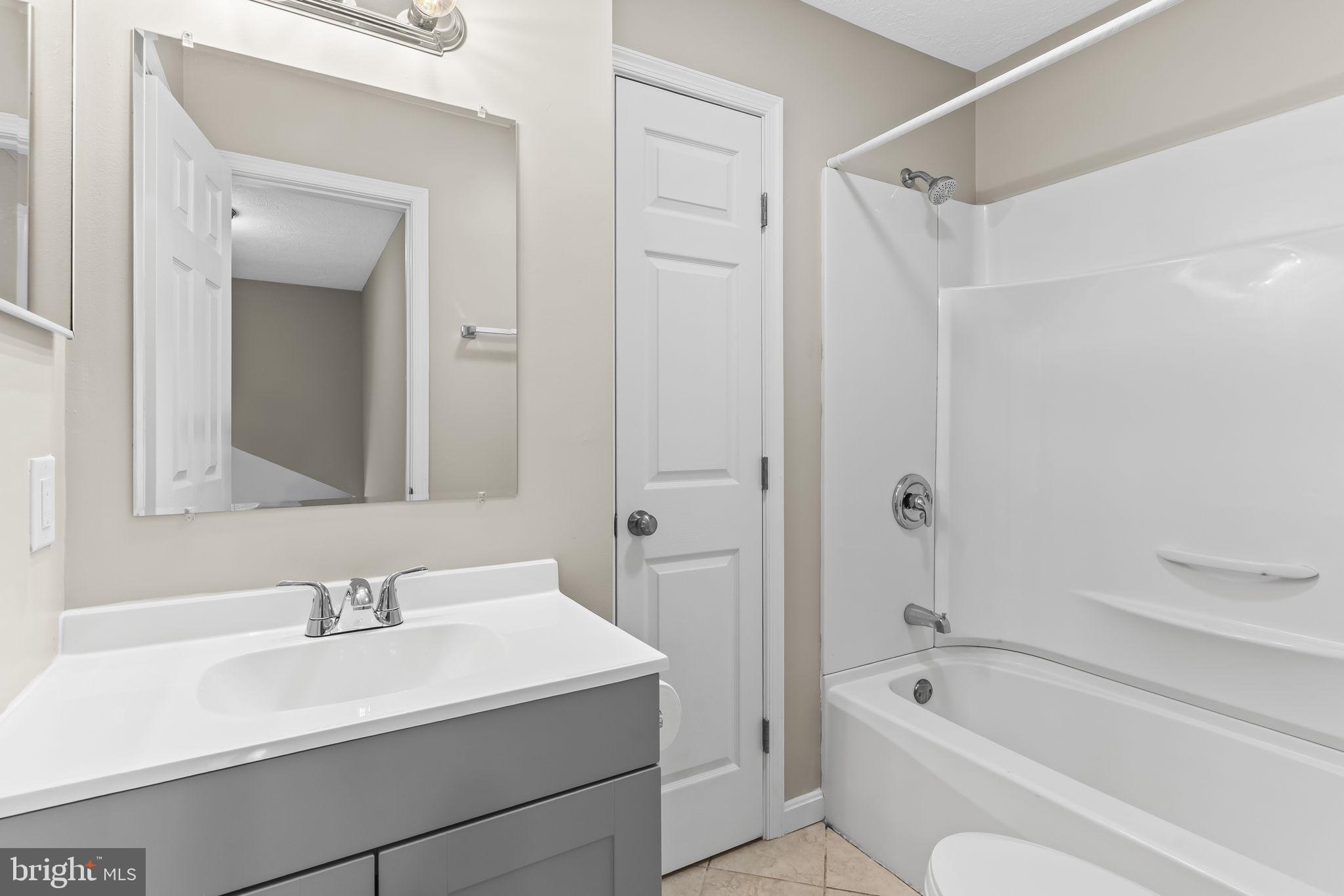 COLUMBIA COMMONS - Residential Lease