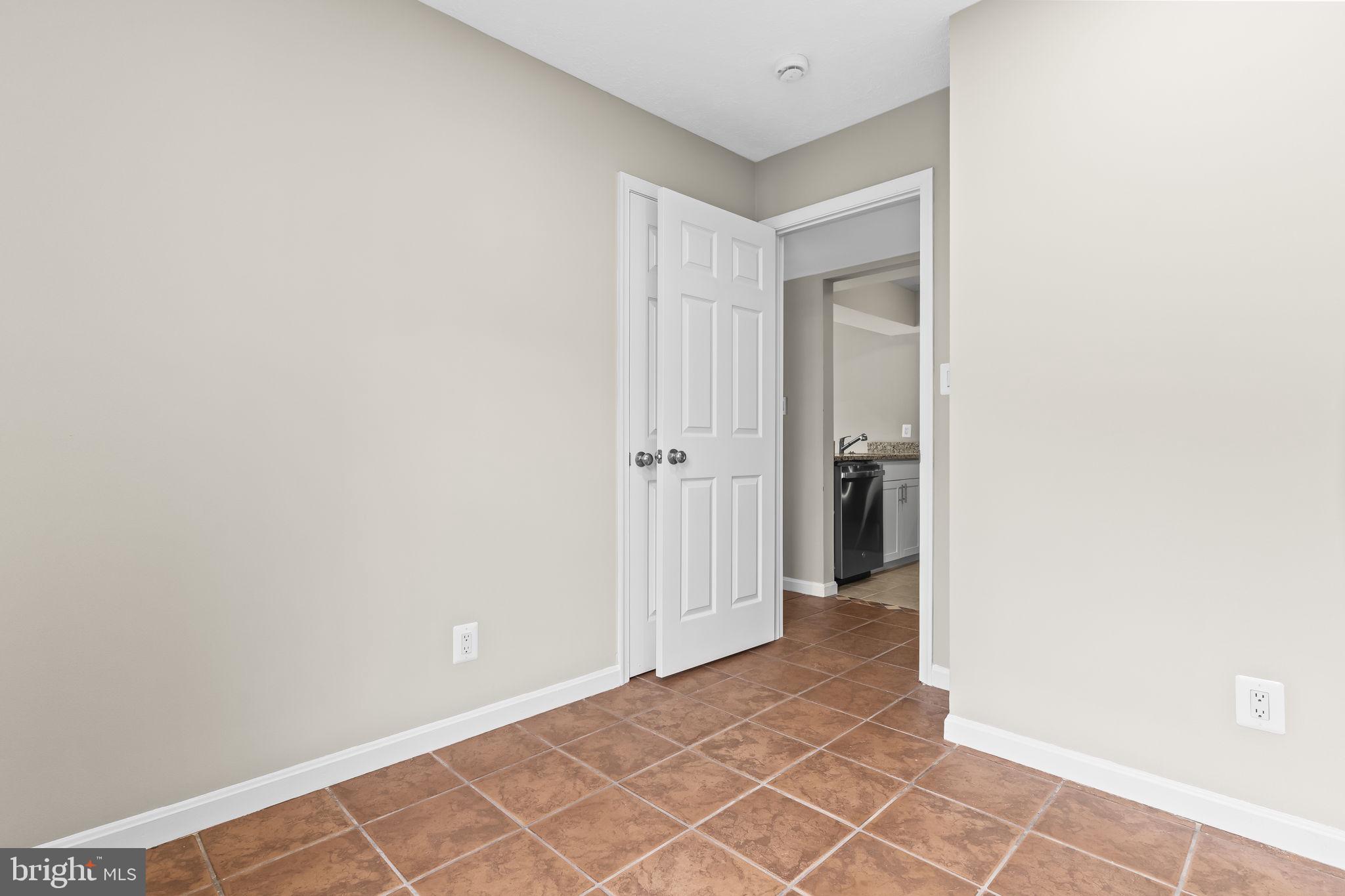 COLUMBIA COMMONS - Residential Lease