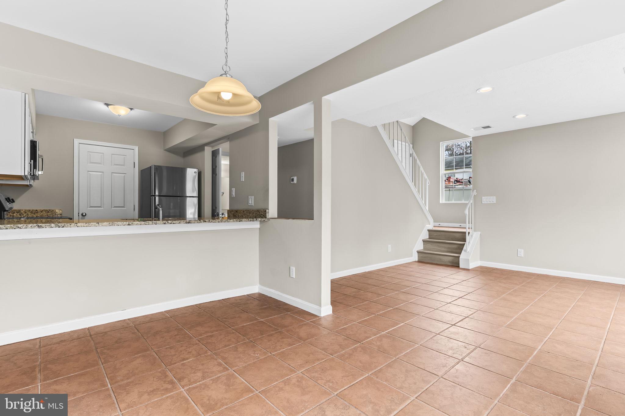 COLUMBIA COMMONS - Residential Lease