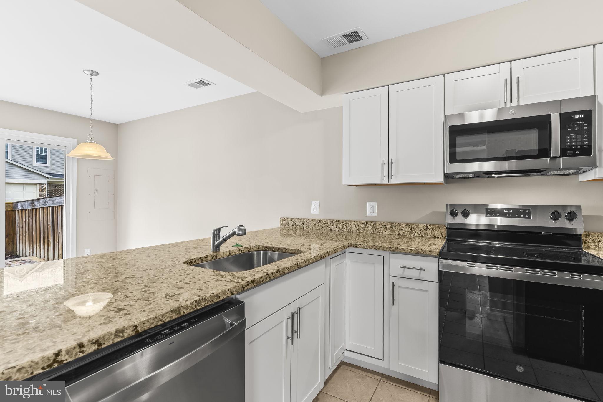 COLUMBIA COMMONS - Residential Lease