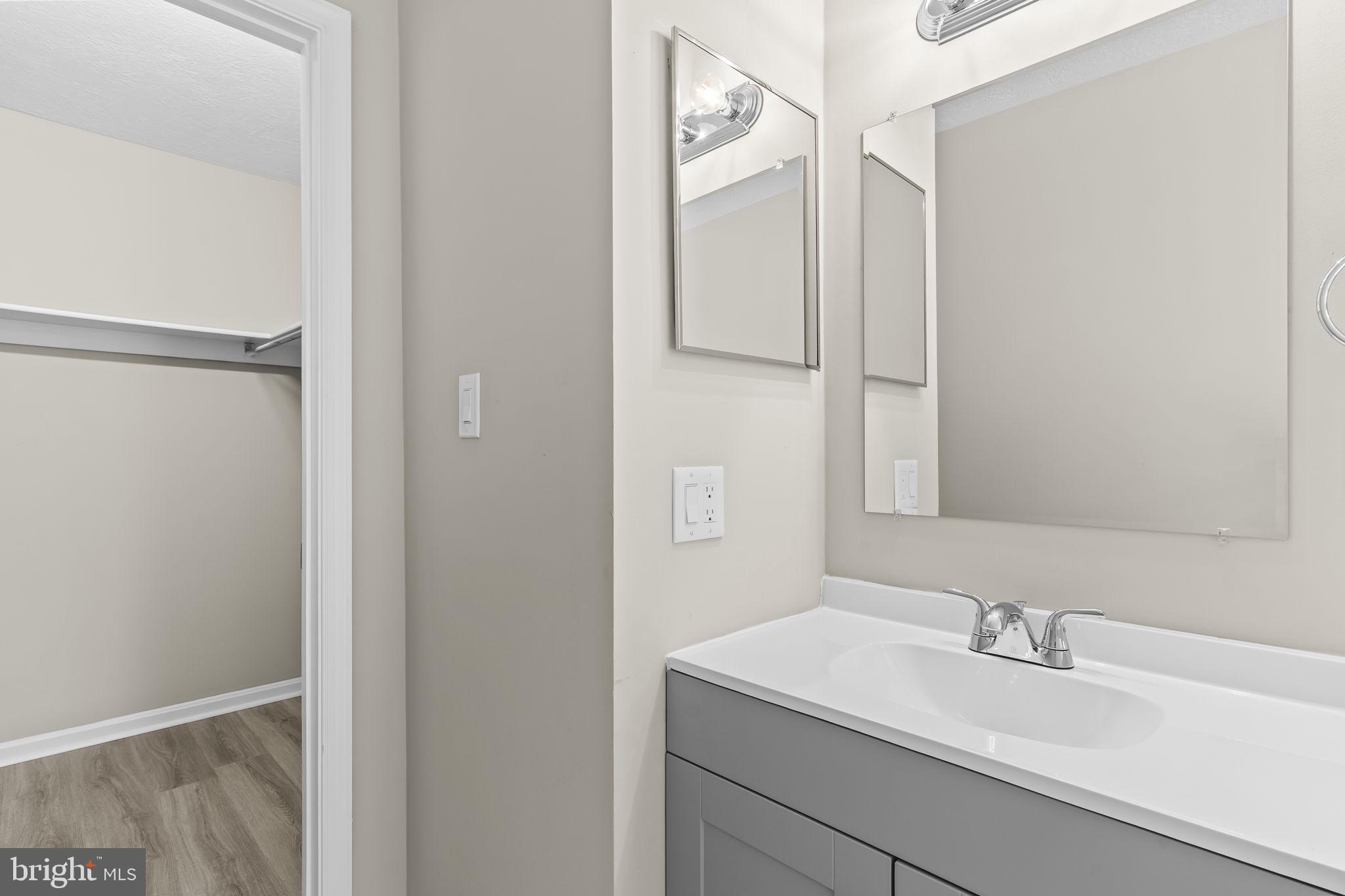 COLUMBIA COMMONS - Residential Lease