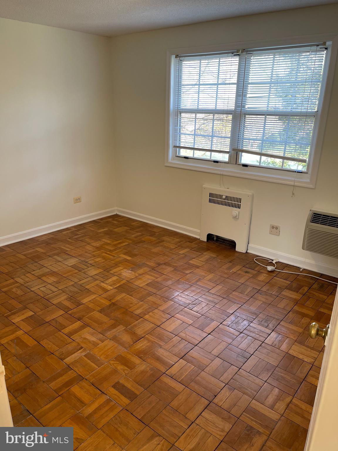 ARLINGTON OAKS - Residential Lease