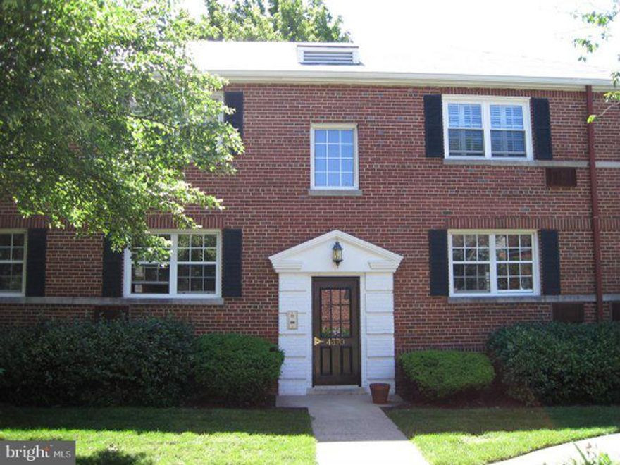 Top floor garden condo in courtyard offering large living room, dining area, remodeled kitchen, two bedrooms, and updated bath, with parquet hardwood floors and neutral colors. Arlington Oaks offers on-site laundry facilities, tennis courts, gym and conference room all near Ballston Metro, Foreign Service Institute with Easy access to Pentagon, Rts. 395 and 66. Available NOW!!!!!  Schools: Barrett Elementary, Kenmore Middle School, and Washington & Lee High School  Qualifications: To qualify, the two lowest household incomes need to exceed $88,000/ year. Applicants should also have good credit and rental history.  Fees: $250 paid to condo association. Rent: $2200 Security Deposit: $2200 (due at time of submitting application) Date Available: NOW!  Utilities: Tenant pays all utilities (electric and gas). Pets: only cat per condo bylaws. $500 pet deposit.