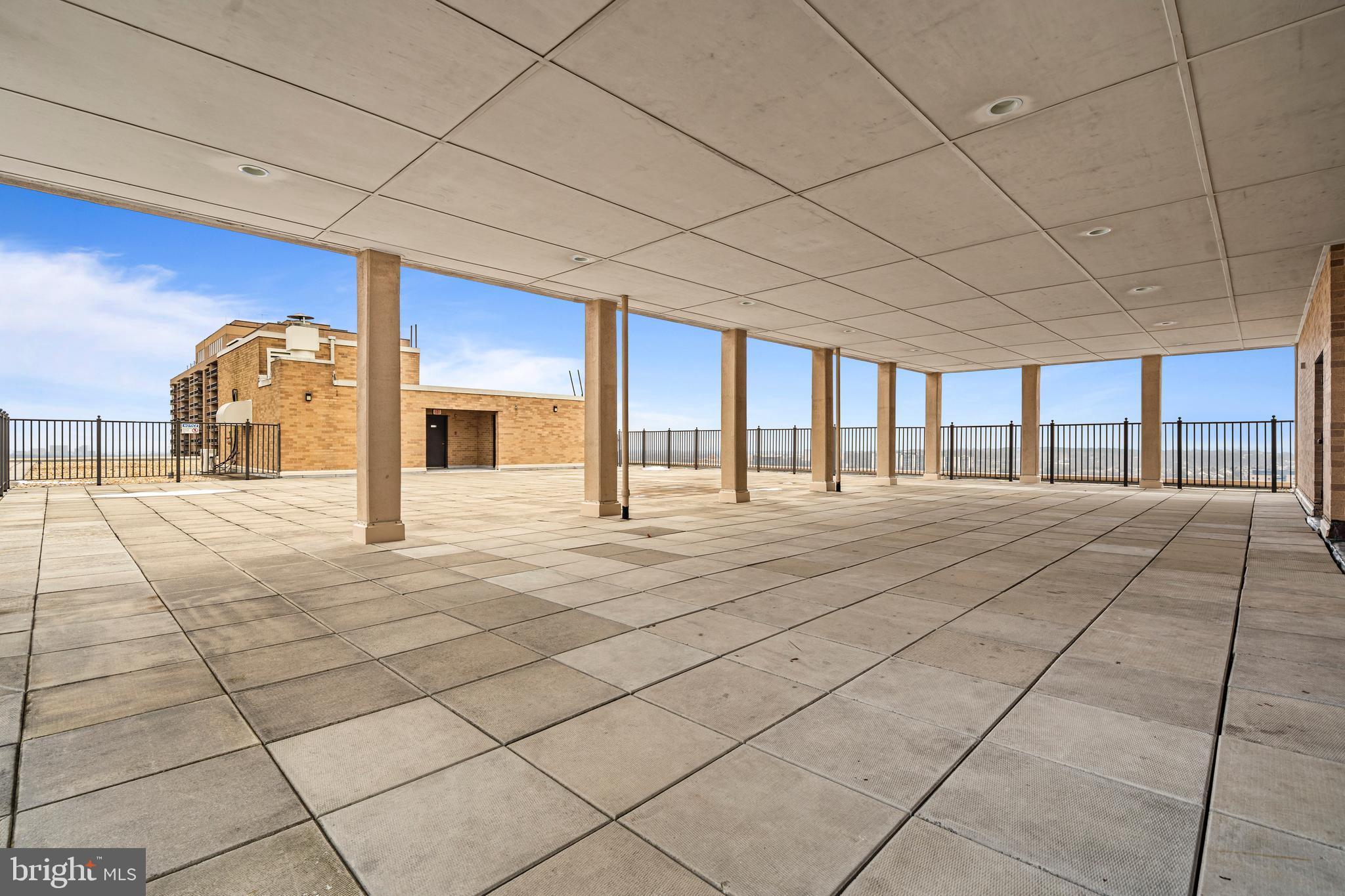 SKYLINE HOUSE - Residential