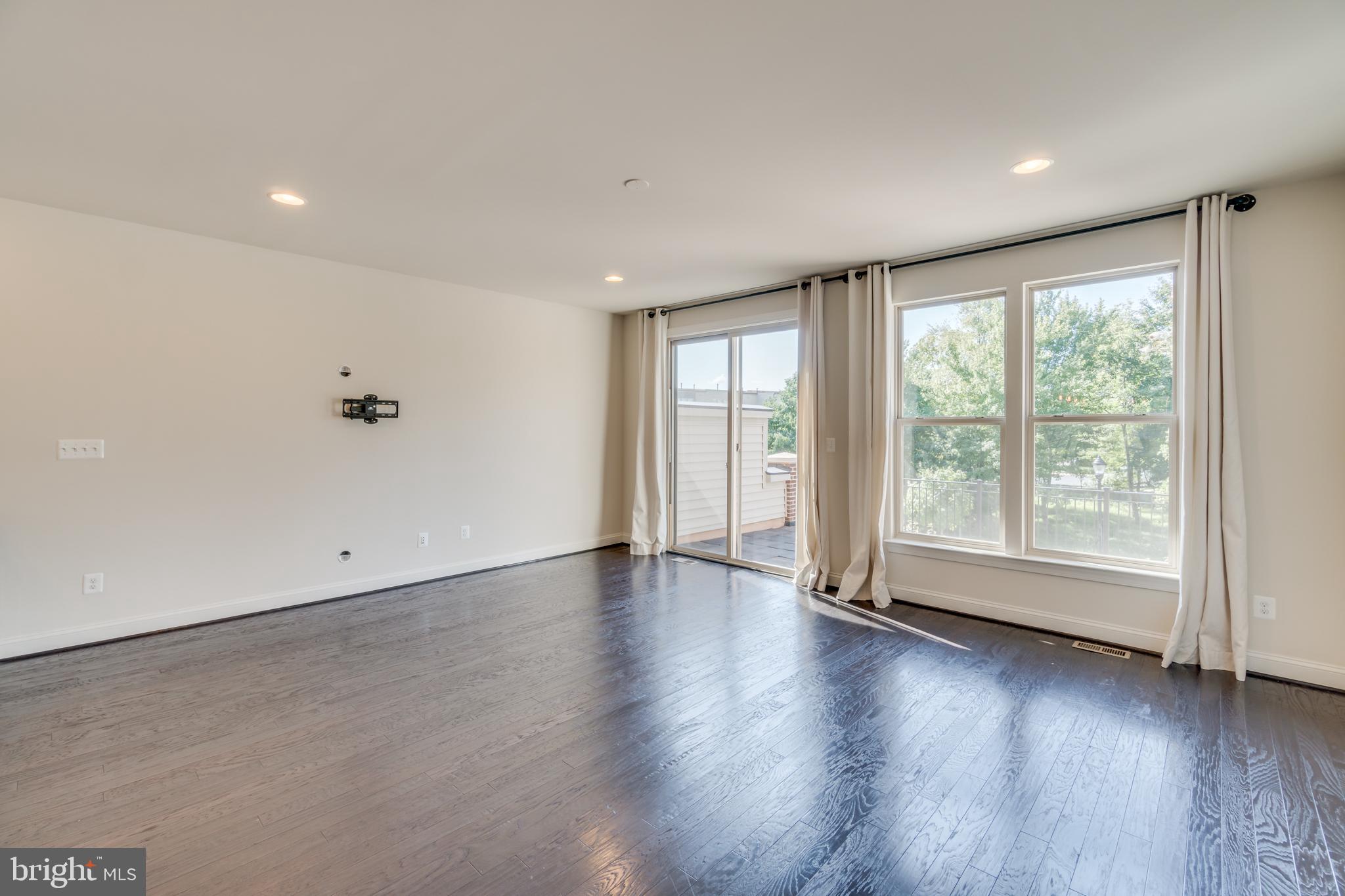 BRAMBLETON TOWN CENTER - Residential Lease