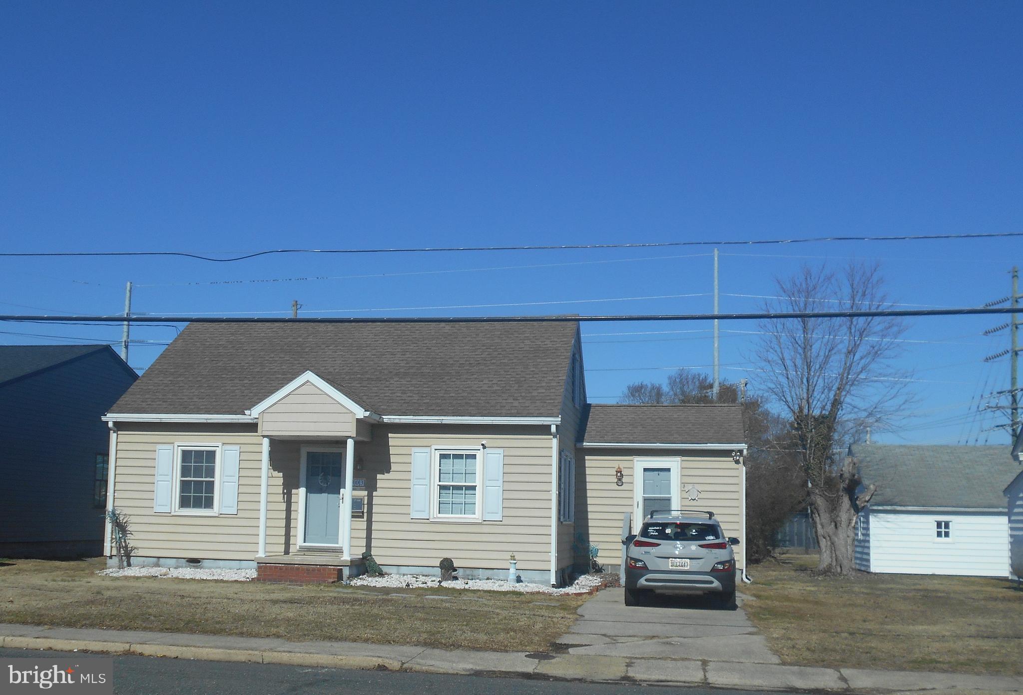 Cute bungalow in Cambridge. 2 bedrooms, 1 full bath, large laundry/dining room, bright living room, updated kitchen w/stainless appliances, new carpet, new HVAC. Off street parking. Located close to downtown shops and restaurants.