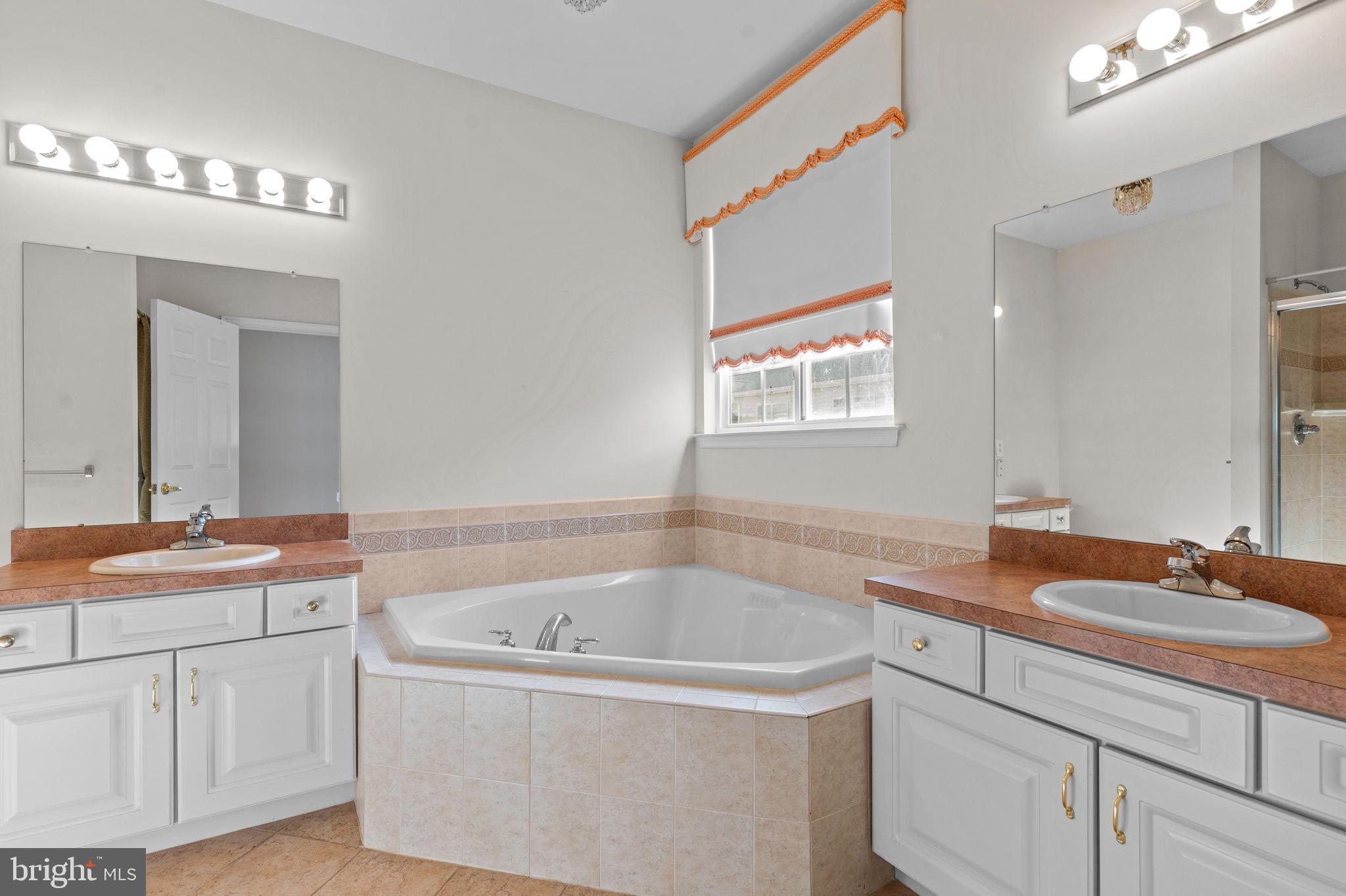 HERITAGE CR ESTS - Residential