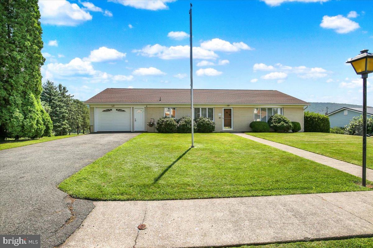 109 W MAPLE STREET