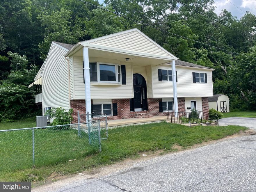 Welcome to 903 Poplar St. This beautiful 5-bedroom 4 full bathroom home includes 2 upstairs primary suites, a 3rd primary suite downstairs and 2 additional rooms that can be separated from the rest of the house. New stainless-steel appliances, new paint, refinished wood flooring, new carpet, vaulted ceilings and granite countertops. Don't miss your opportunity schedule your showing today.