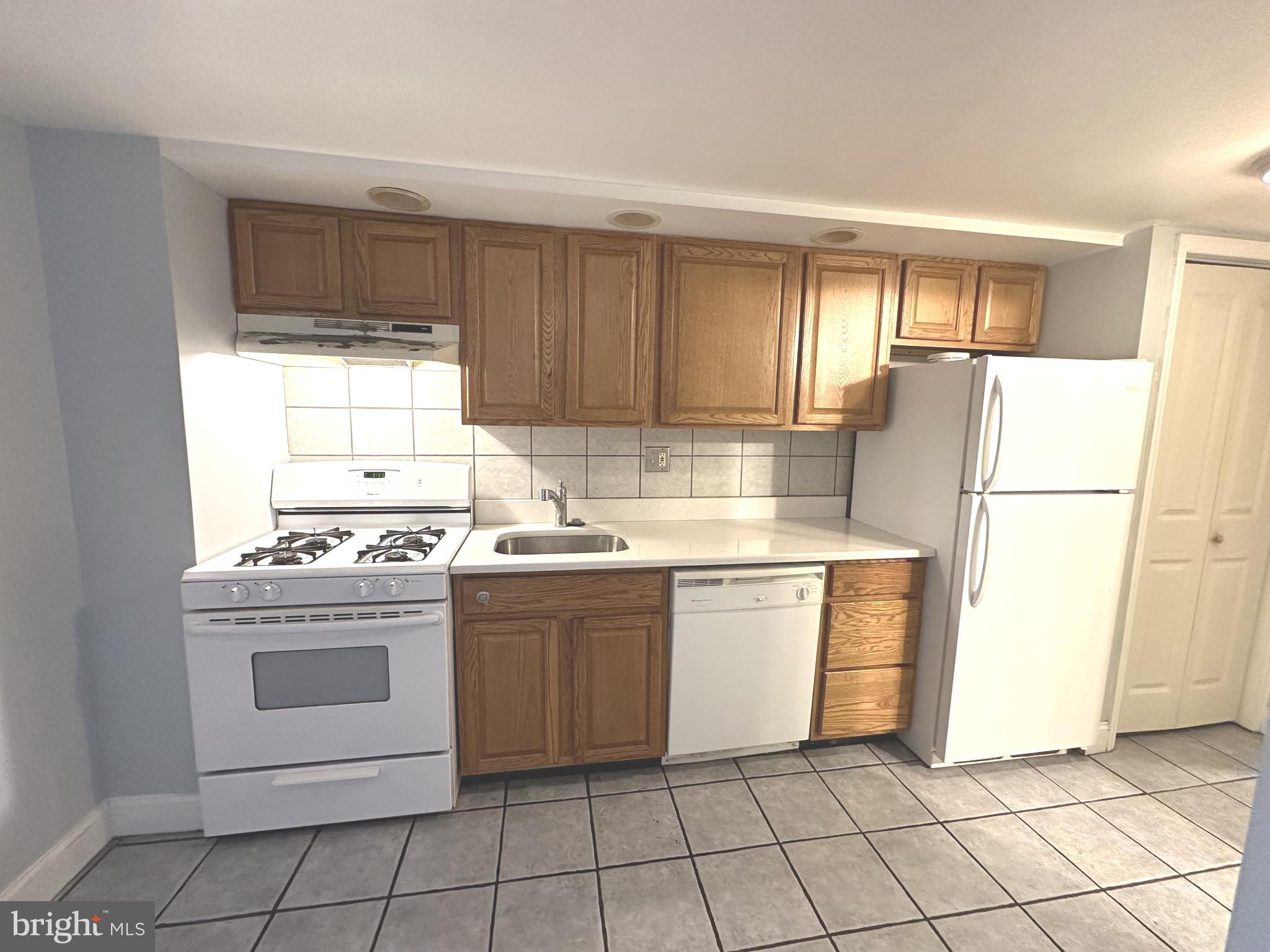 QUEEN VILLAGE - Residential Lease