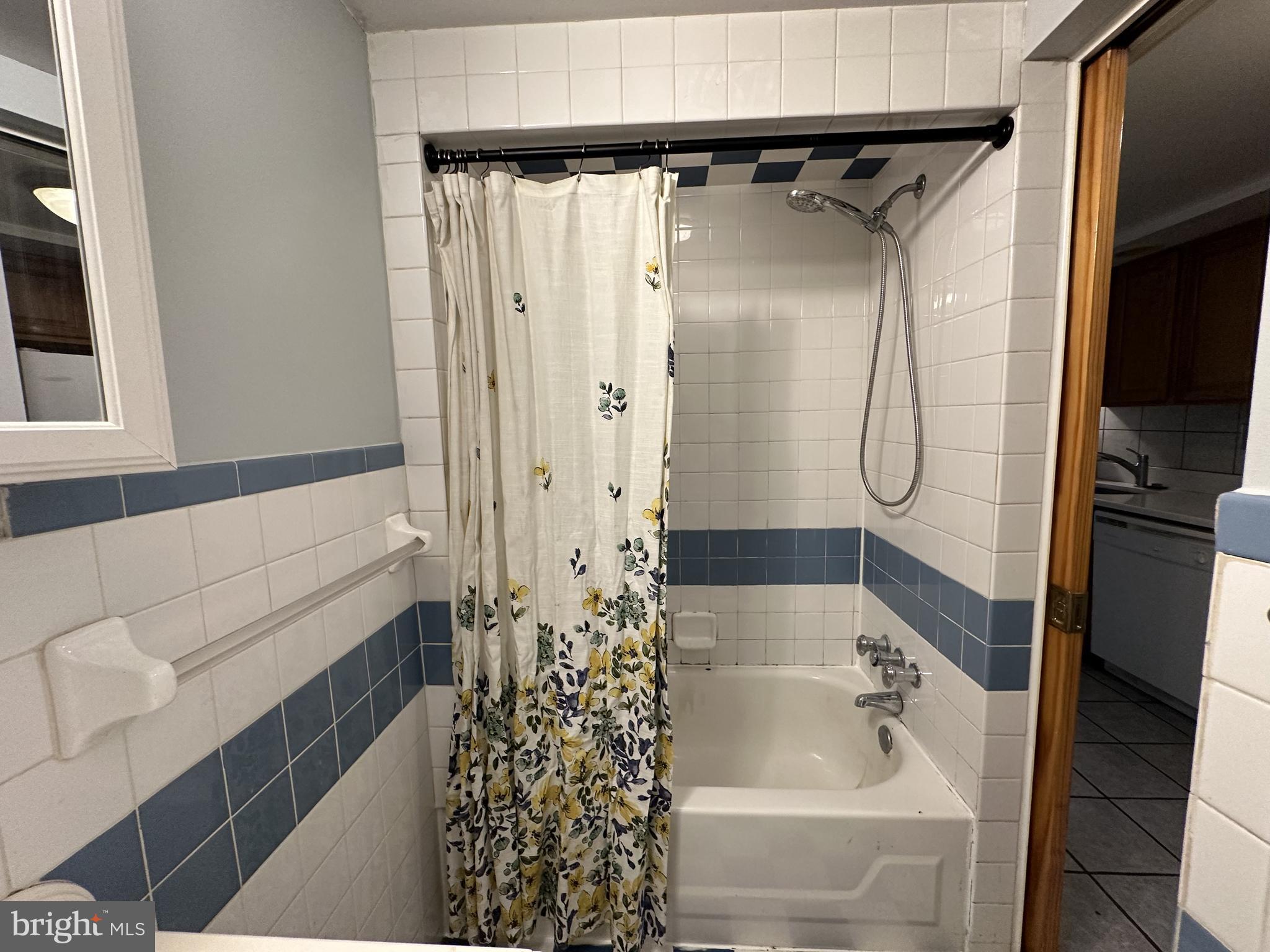 QUEEN VILLAGE - Residential Lease