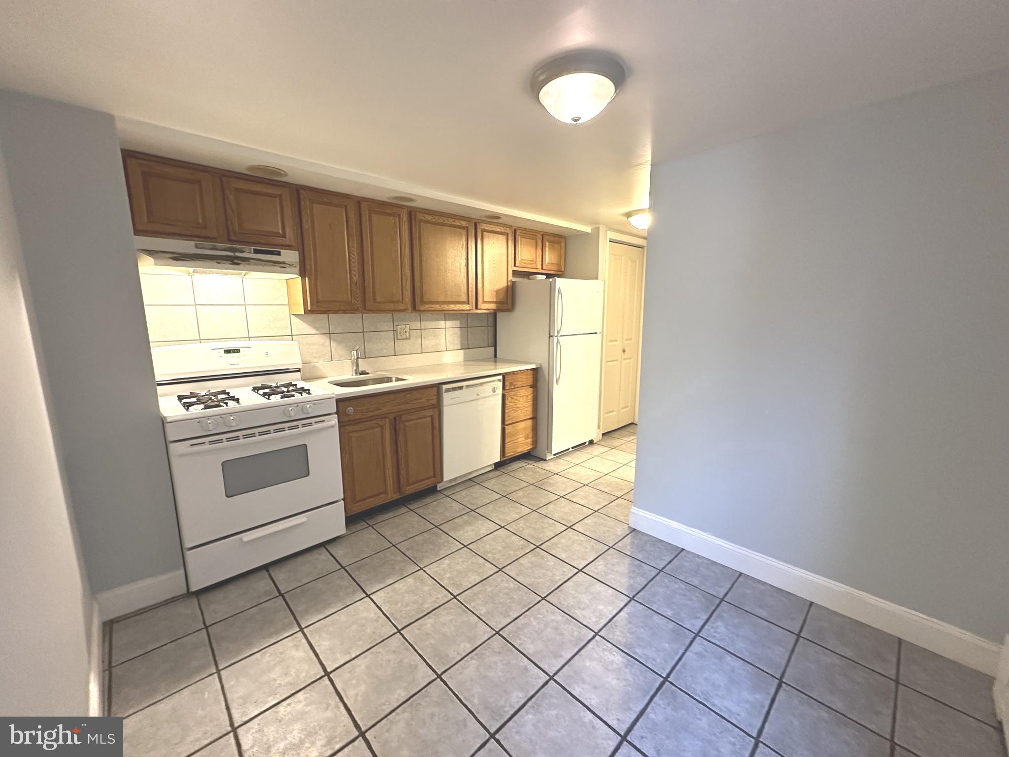 QUEEN VILLAGE - Residential Lease