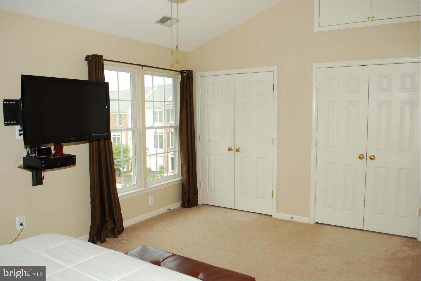 FAIRFAX CENTER LANDBAY - Residential Lease