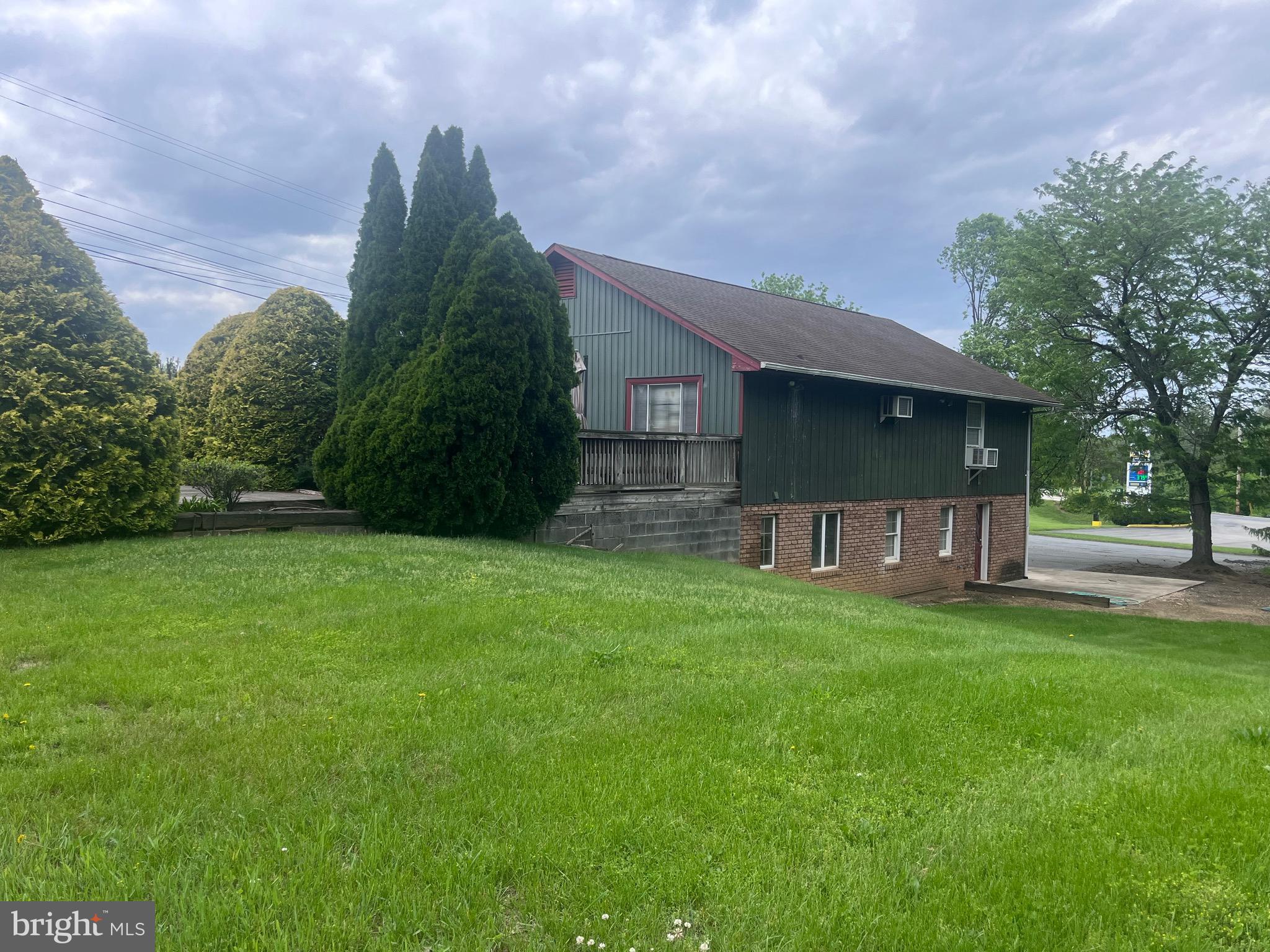 Main image without alt text