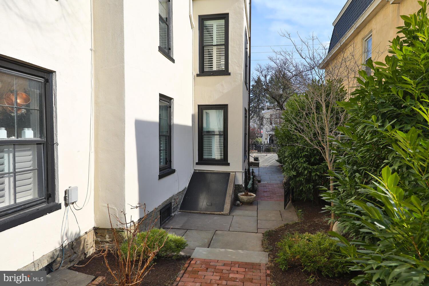 CHESTNUT HILL - Residential