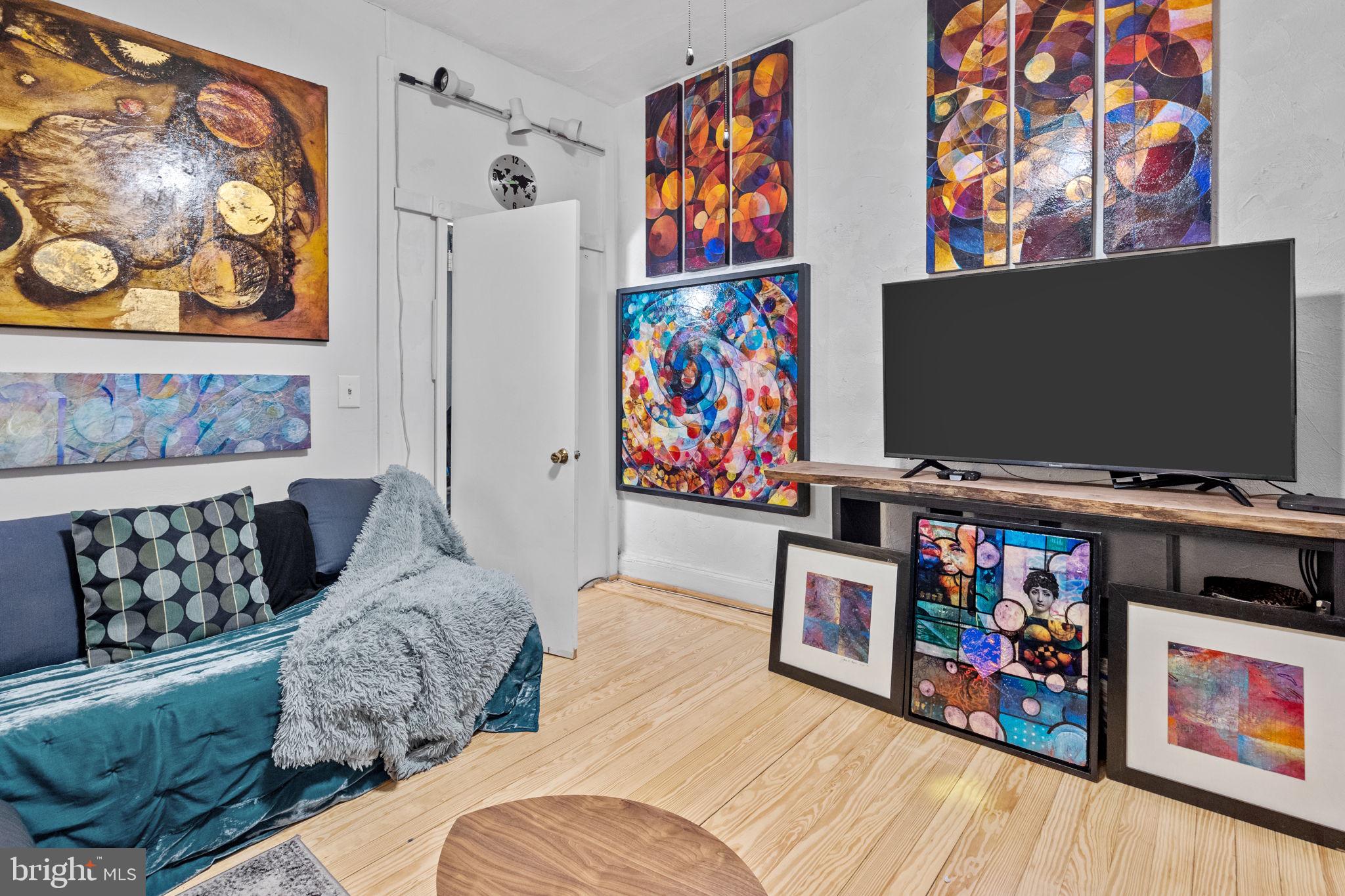 QUEEN VILLAGE - Residential Income