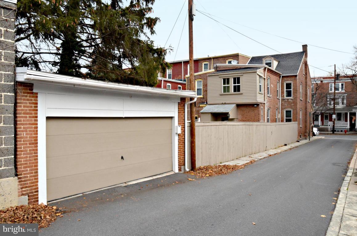 CHESTNUT HILL - Residential