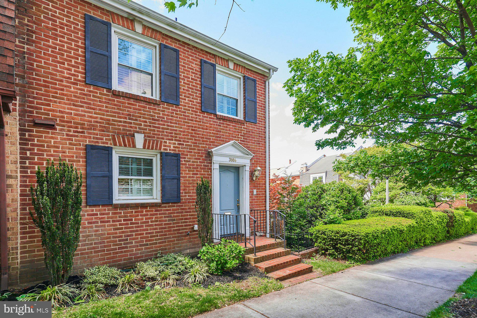 3886 UNIVERSITY DRIVE