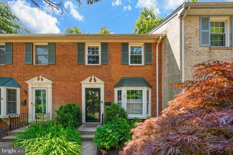 261 COMMONS DRIVE NW VIENNA VA 22180