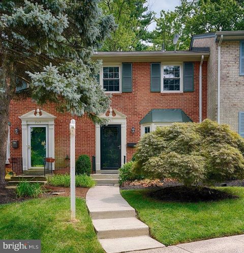 261 COMMONS DRIVE NW VIENNA VA 22180