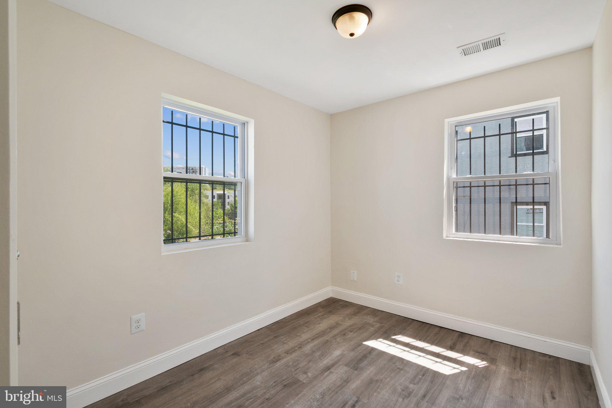 CONGRESS HEIGHTS - Commercial Sale