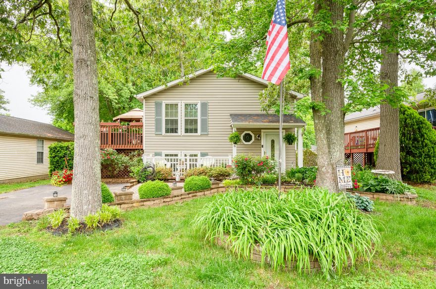 LOVELY SPLIT FOYER READY FOR NEW OWNERS! 3 BEDROOM AND 3 BATHROOMS. UPDATED KITCHEN WITH GRANITE COUNTERTOPS. HARDWOOD FLOORING THROUGHOUT LIVING ROOM AND DINING ROOM. FINISHED LOWER LEVEL WITH REC ROOM AND UTILITY. LVP FLOORING ON LOWER LEVEL. FENCED REAR YARD. SHED IN REAR WITH STORAGE LOFT. GREAT LOCATION!
BUYER TO VERIFY SCHOOLS!
