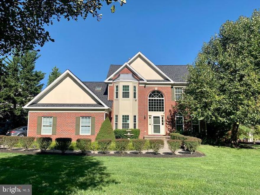 Very large and bright home boasting 5 bedrooms, 4.5 bathrooms, 3-car garage and an expansive fully fenced yard.

Abundant light will greet you as you enter this home and walk through its spaces. Walk through French doors to the den, move on to the separate formal dining room, living room, and a great kitchen with all stainless steel appliances and a wonderful breakfast nook. Let's not forget the family room with its fireplace and the access points to the large deck overlooking the grounds. Upstairs you will find 4 bedrooms including one with ample space for a sitting area/office as well as en-suite bathroom, a second bedroom also with en-suite bathroom and 2 other bedrooms sharing a third bathroom.
Finished walk-out basement offers rec room, bedroom, full bathroom and wet bar! Lots of storage as well.

Huge Deck overlooks level fenced backyard with beautiful view and easy access to golf course. 3 CAR GARAGE OAKDALE SCHOOLS.

Don't miss this beauty!

Requirements:
Credit score: 680+
Income: 3 times rent
No negative rental history
All applicants 18+ MUST apply

**ATTENTION**:
We do not ask people to submit rental applications in order to see properties. Do not submit applications on systems that we do not authorize. Beware of scams!