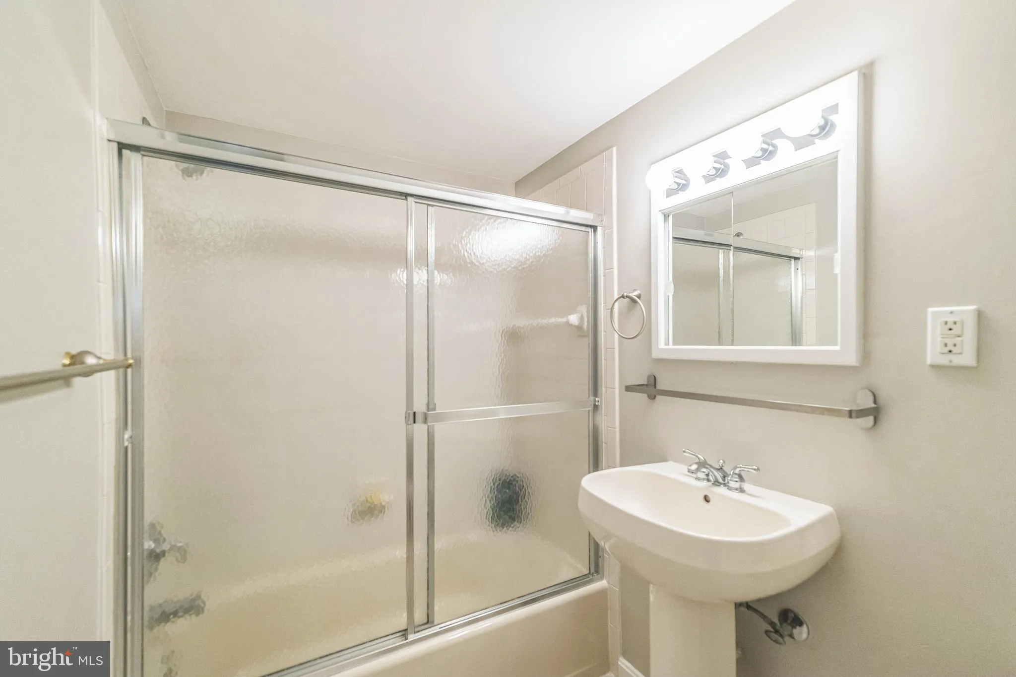 McLean, Virginia 22101, United States, 4 Bedrooms Bedrooms, ,4 BathroomsBathrooms,Residential,Pending,103531