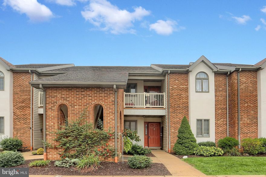 Beautiful, well-maintained second floor 2BR, 1.5 bath condo at the Oaks features engineered hardwood floors throughout.  Master bedroom includes custom shelving in the walk-in closet, a garden tub and separate shower in the master bath.  Schedule an appointment today.