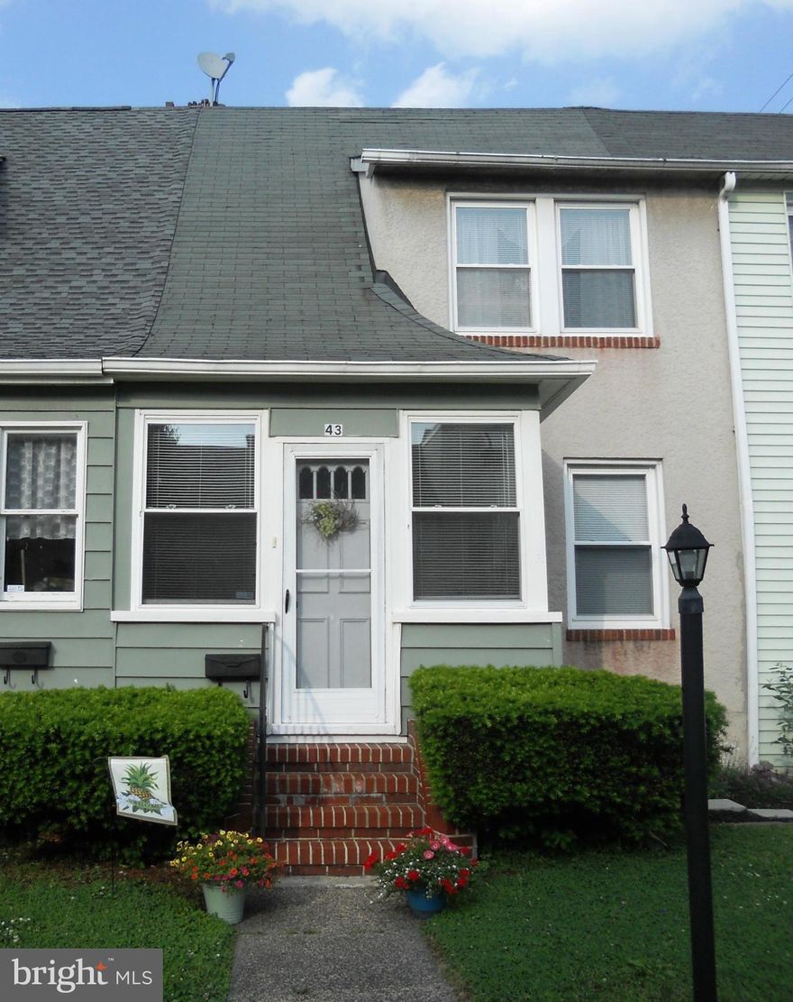 * BEAUTIFUL! * PRIDE OF OWNERSHIP SHINES IN THIS TRULY WONDERFUL HOME!  ENCL FRONT PORCH. BRIGHT & SPACIOUS LIVRM &DINRM. RENOV KITCH W/CERAMIC FLR, WHITE CABS & AMPLE COUNTERS. GLEAMING HDWD FLRS. MBDRM W/LARGE CLOSET. UPDATED BA W/WHIRLPL TUB. HUGE BASEMT W/LOTS OF STORAGE. REAR DECK LEADS TO FENCD YD &PARKING PAD. NON SMOKING RESIDENCE.PETS CASE-BY-CASE ** MUST USE CB APPL & LEASE **