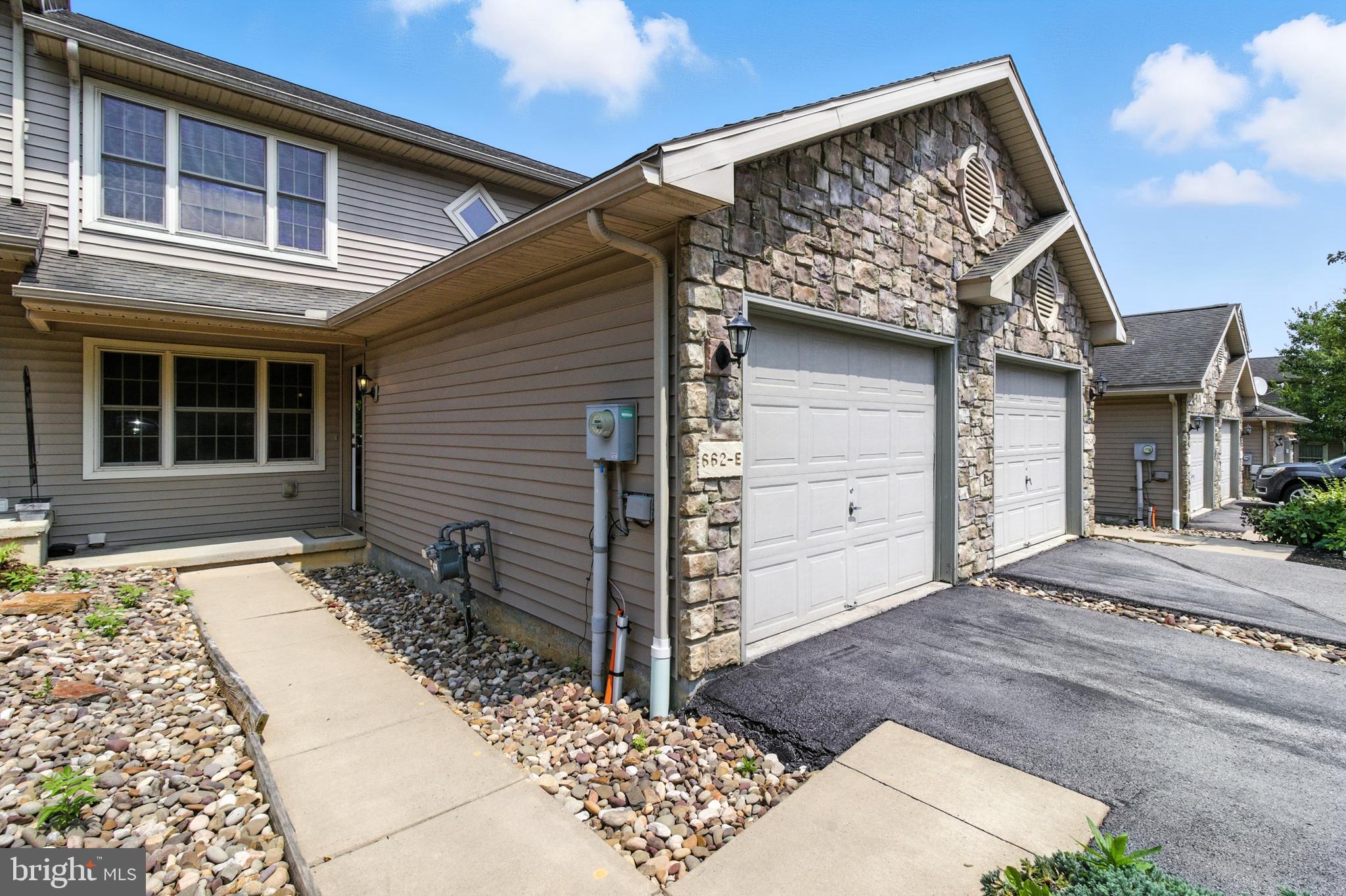 662 OAKWOOD AVENUE E