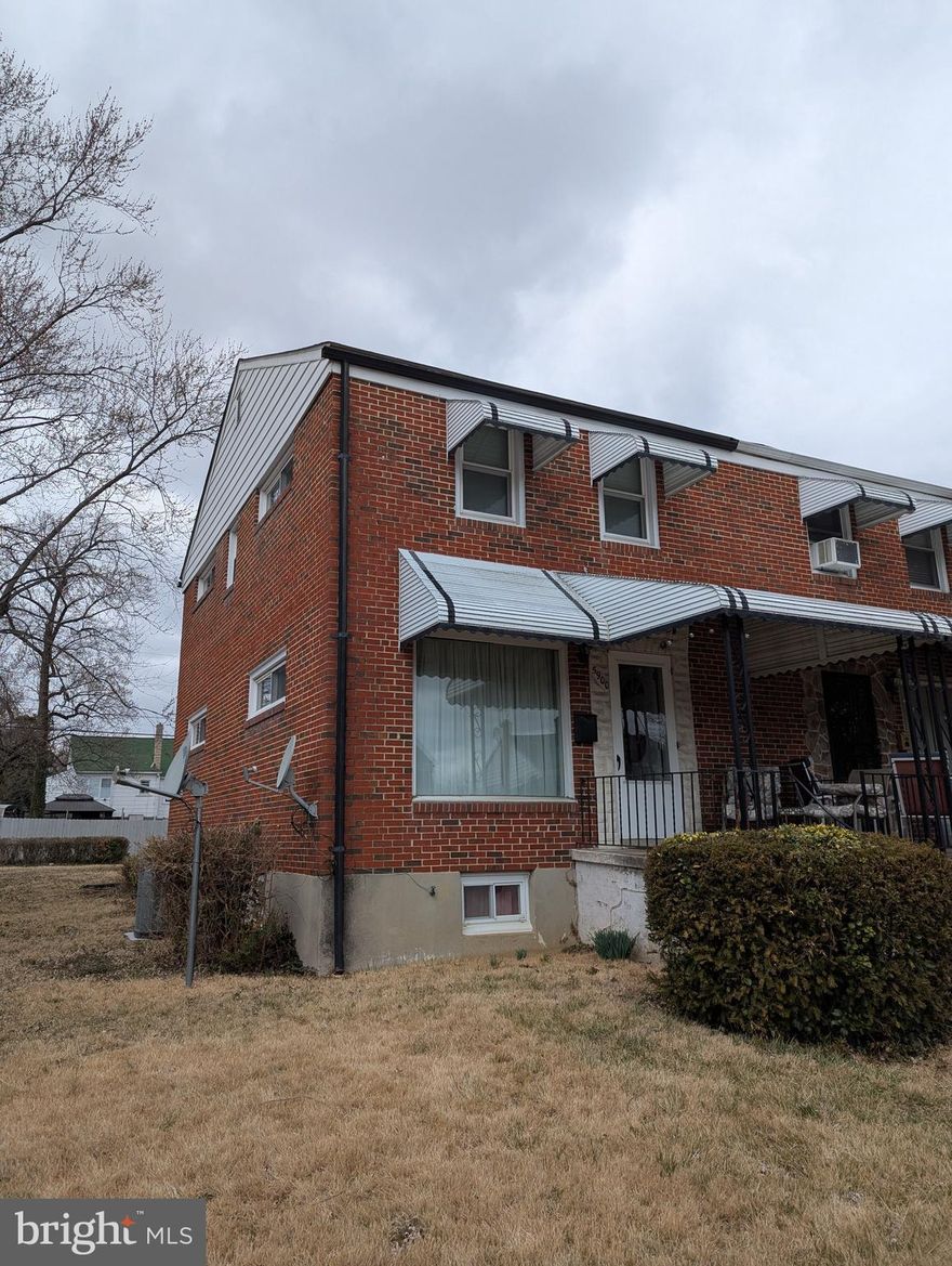 $125,000 LIST PRICE SUGGESTED OPENING BID AT AUCTION. ****NO PRE BID**** AUCTION FRI, April 4, 2025 @ 11:00 AM ON PREMISES.  Enter home to living room. Hall coat closet. Wall-to-wall carpet.
Dining room area w/ ceiling fan. Security system w/ touch screen. Mostly replacement windows. The kitchen has a gas stove, refrigerator, and dual sink. Exit to the back yard and alley way. Upstairs has BR #1 w/ closet, BR #2 w/ closet, full bathroom, BR #3 w/ closet and ceiling fan. Attic access. Lower level has a partially
finished clubroom and utility room with utility sink, washer and dryer. Exit to outside. Central air. Gas furnace. Gas hot water. Sump pump.