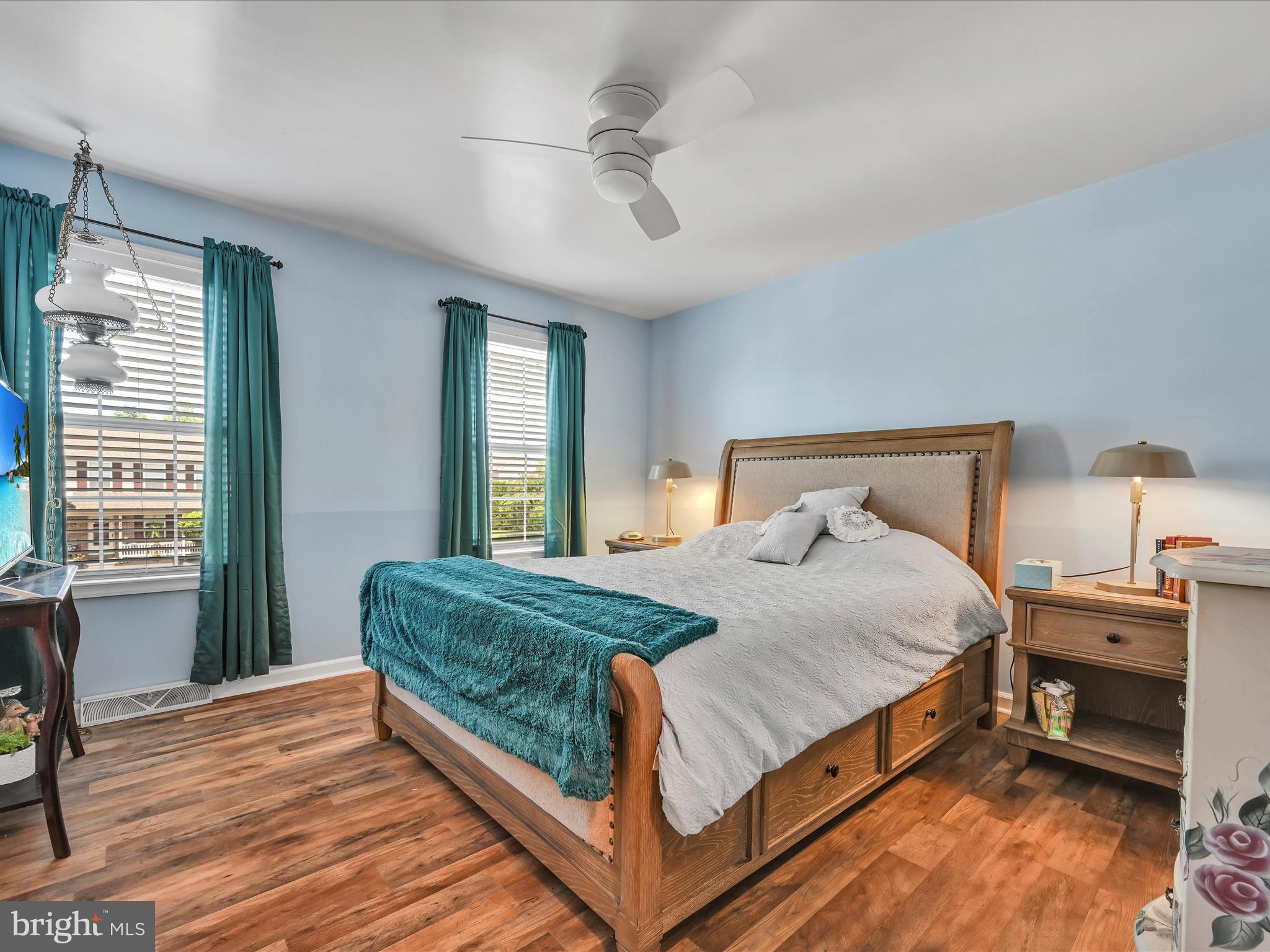 VILLAGE SQUARE MAYTOWN - Residential